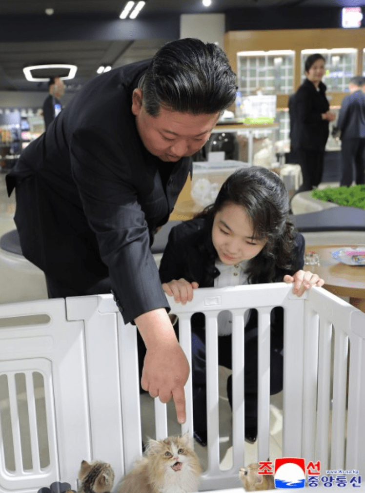 金主愛與金正恩一起看貓。(翻攝朝中社)