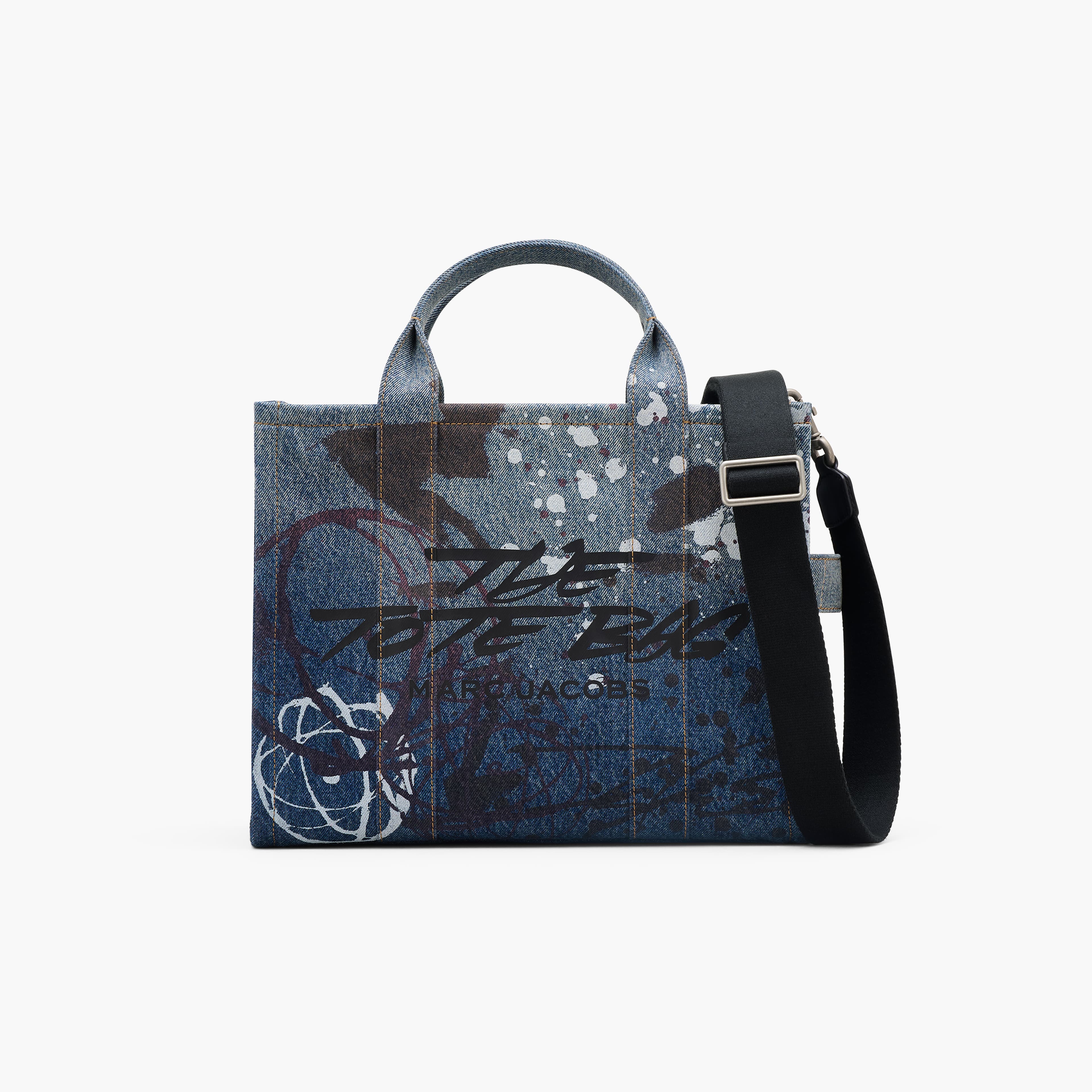 MARC JACOBS X FUTURA聯名系列THE MEDIUM TOTE帆布包。NT$14,300(美之心提供)