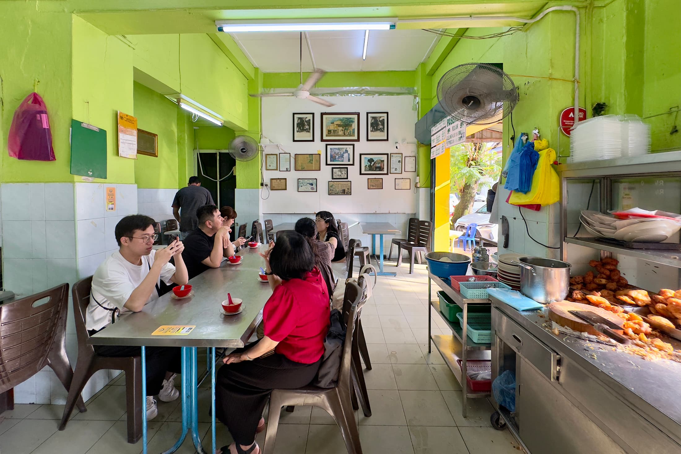 Ansari Famous Cendol的店面沒什麼裝潢，但生意十分熱絡。