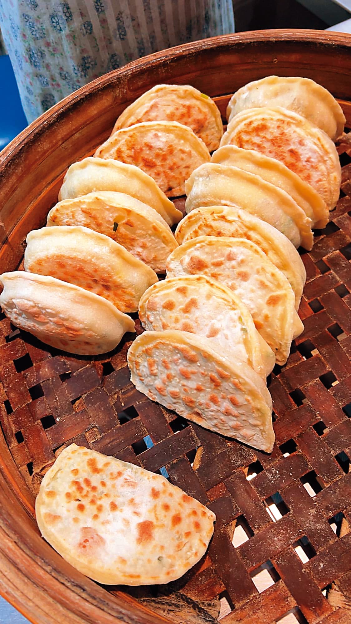 秦家餅店的「韭菜盒子」(60元/個),餅皮柔軟、口味清爽。(翻攝自吳速玲IG)