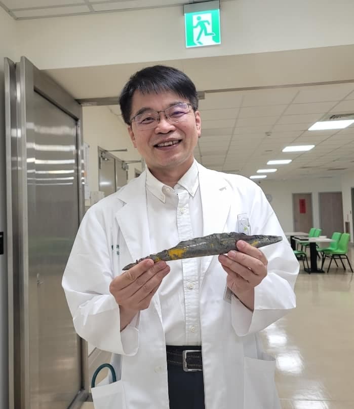 許秉毅開車前往台南開會時狀況連連，竟有長條金屬片卡在車輪軸。（翻攝許秉毅臉書粉專）