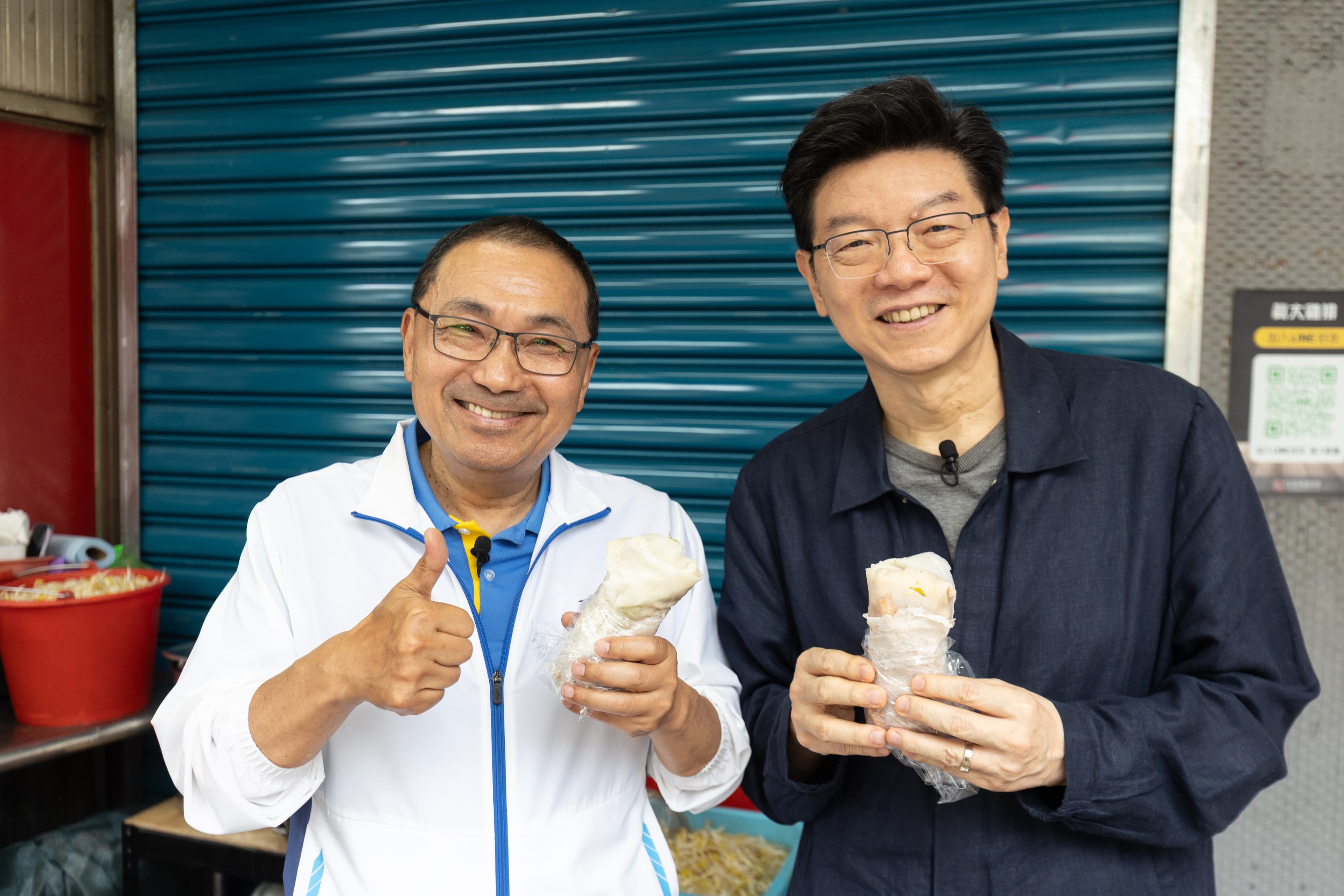 「源珍潤餅捲」是侯市長的私藏愛店之一,他表示配料豐富的潤餅是能快速飽腹且充滿營養的小吃。(鄭祺耀攝)