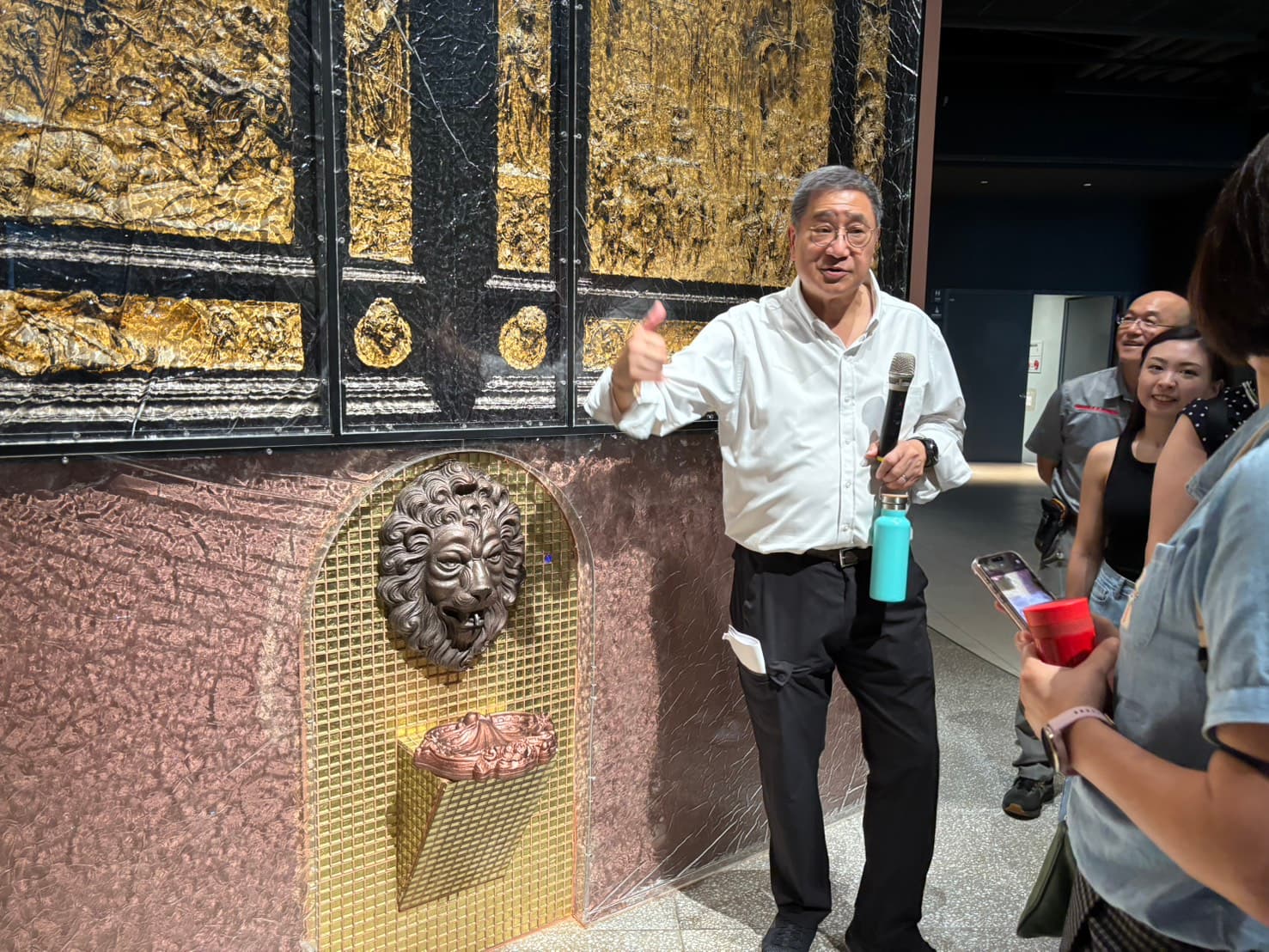 台泥董座張安平特別在鸚鵡螺圖書館內打造復刻版的天堂之水,希望帶給遊客驚奇的體驗。