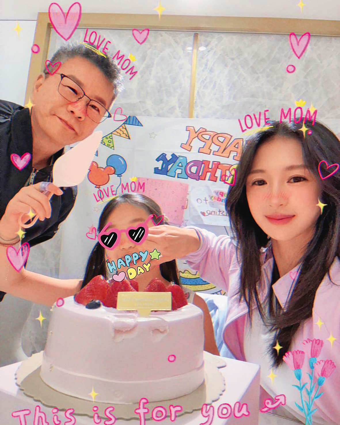 今年沈玉琳和老婆芽芽、女兒共度母親節,據說他的房產全都登記在自己和老婆名下,女兒則列為繼承人。