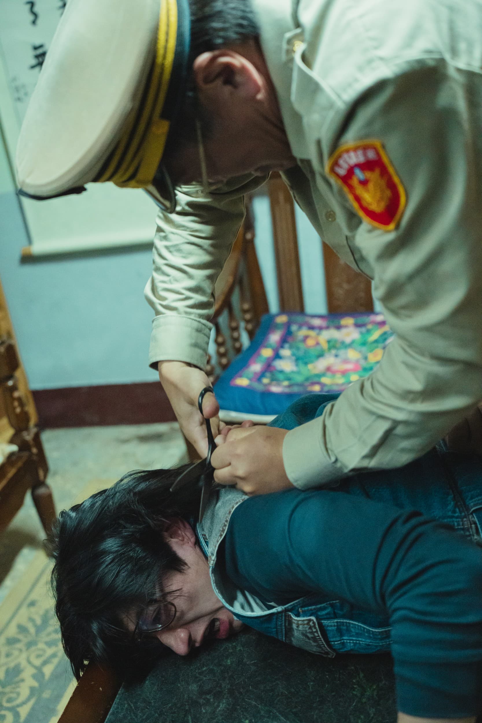片中宋柏緯被飾演父親的朱德綱壓制強制剪去長髮，透露對方就連走戲情緒都給得很足。（瀚草提供）