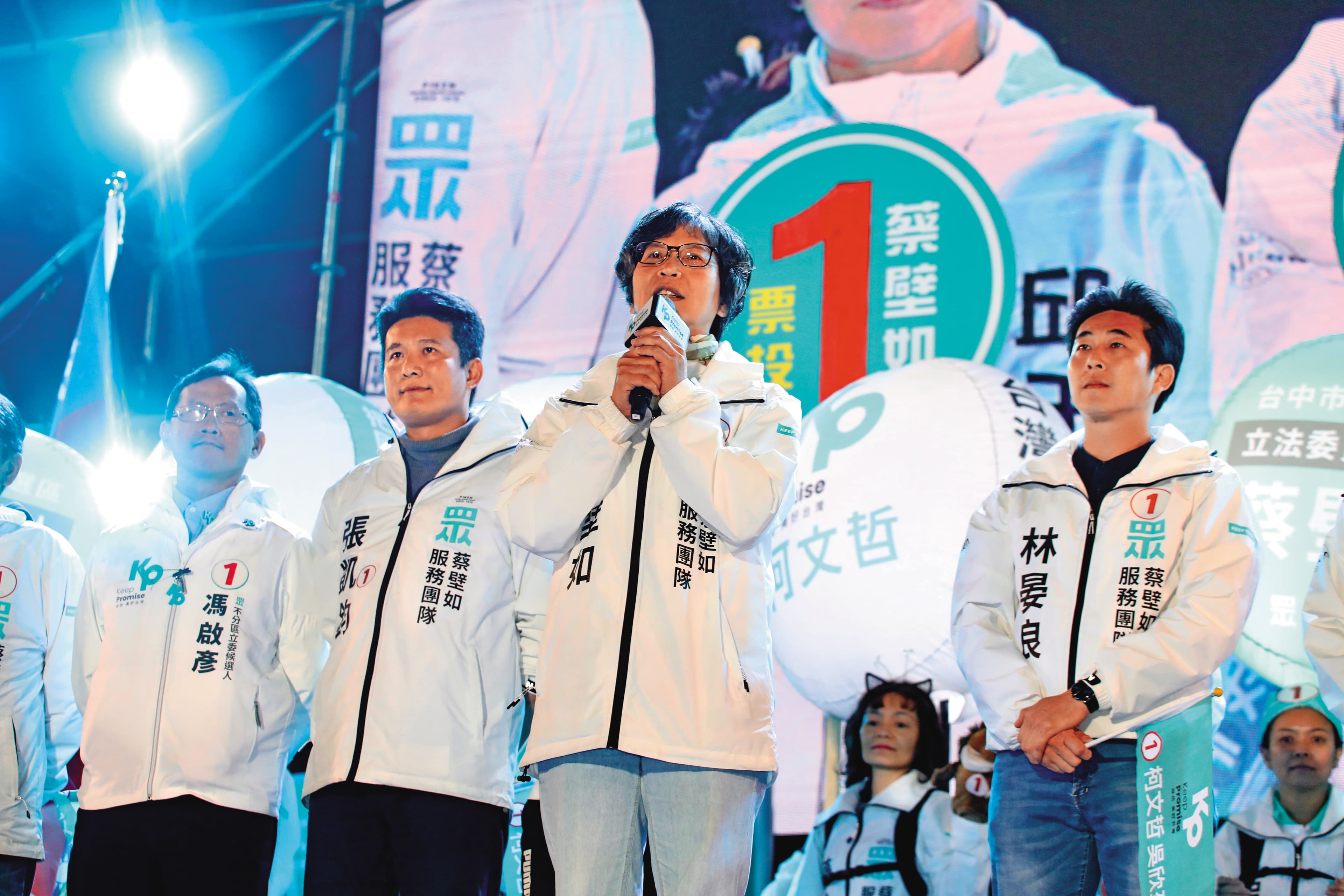 蔡壁如(前右2)遭檢舉,指將人事費拆成3百多筆交通費申報,有柯粉在不公開社群砲轟:「見獵心喜攻擊別人之前,先把自己的屁股擦乾淨好嗎?」圖為蔡去年競選畫面。