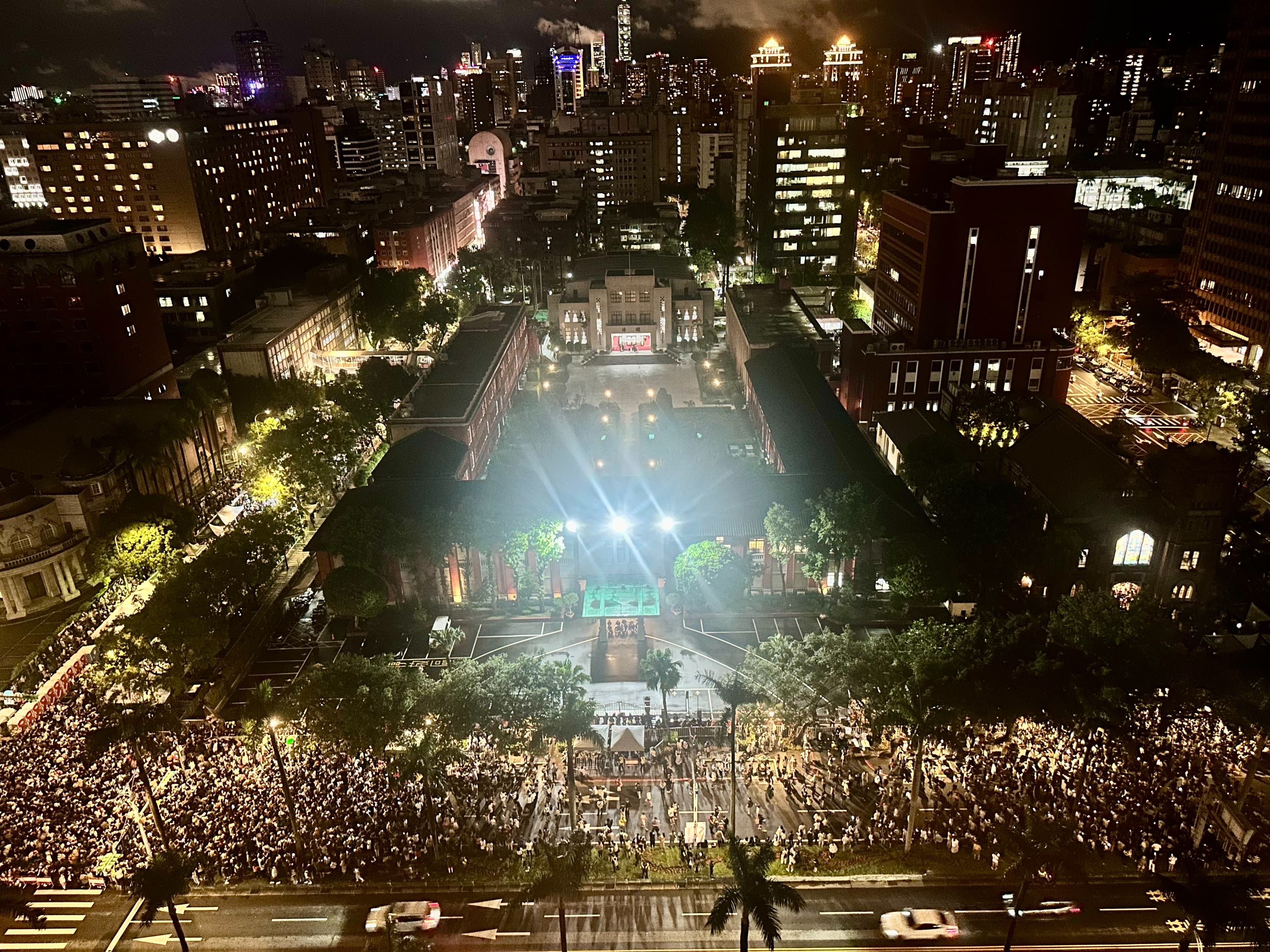 立法院被團團人潮包圍。