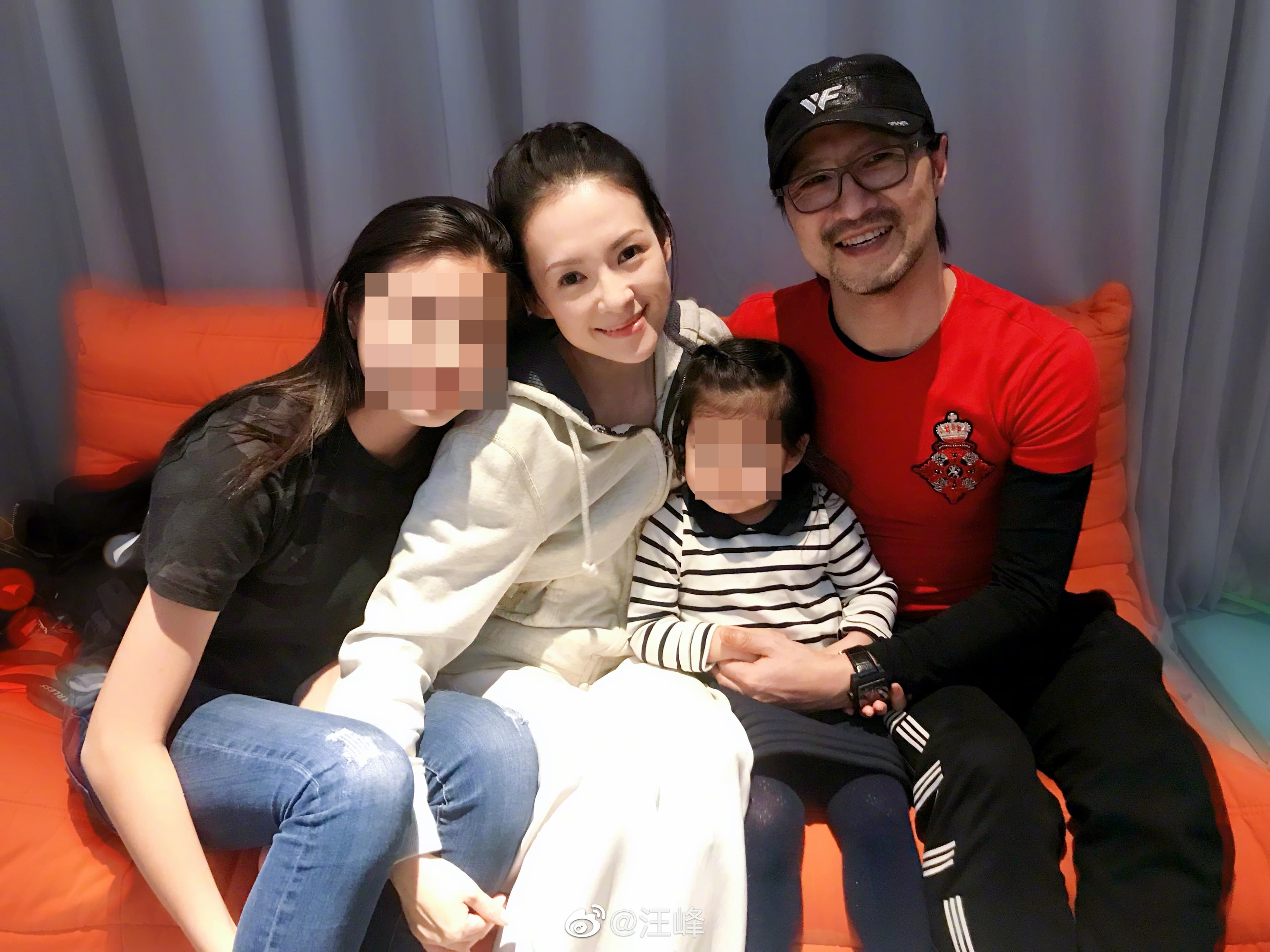 汪峰(右一)與章子怡(左二)婚後育有一兒一女,他與前妻所生的女兒小蘋果(左一),章子怡也視如己出。(翻攝自汪峰微博)