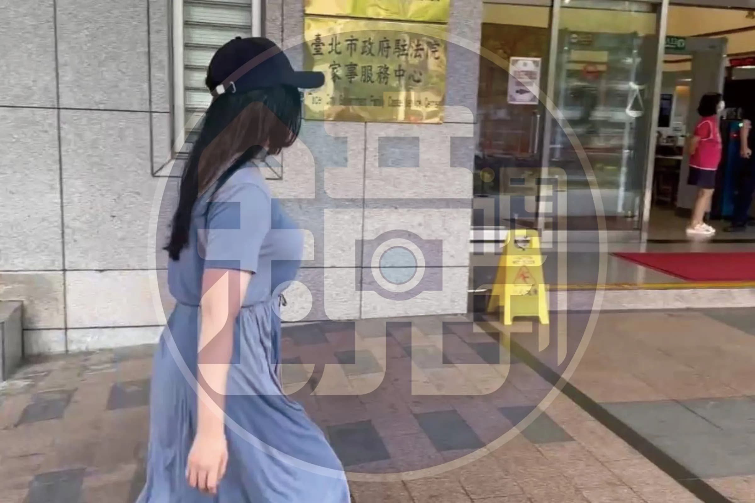 宋姓女大生日前至台北地院家事庭出庭,強調兒子是王文洋至親骨肉。(劉志原攝)