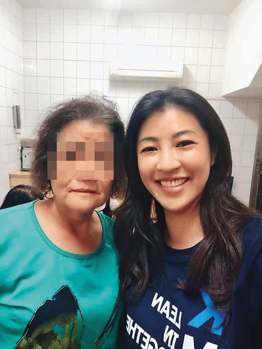 許母（左）龐大的債務讓許淑華（右）備感壓力，母女經常為此爭吵。（翻攝許淑華臉書）