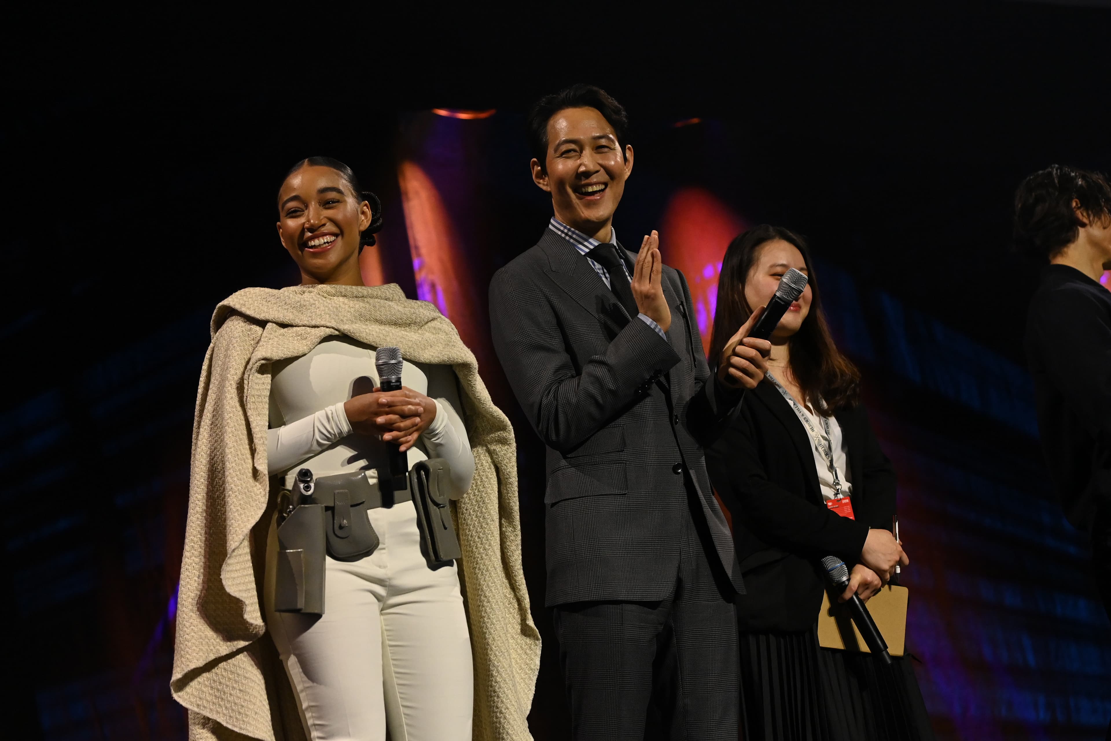 李政宰(右)與飾演反派的阿曼德拉斯坦伯格(左),去年一起出席星戰慶典。(Disney+提供)