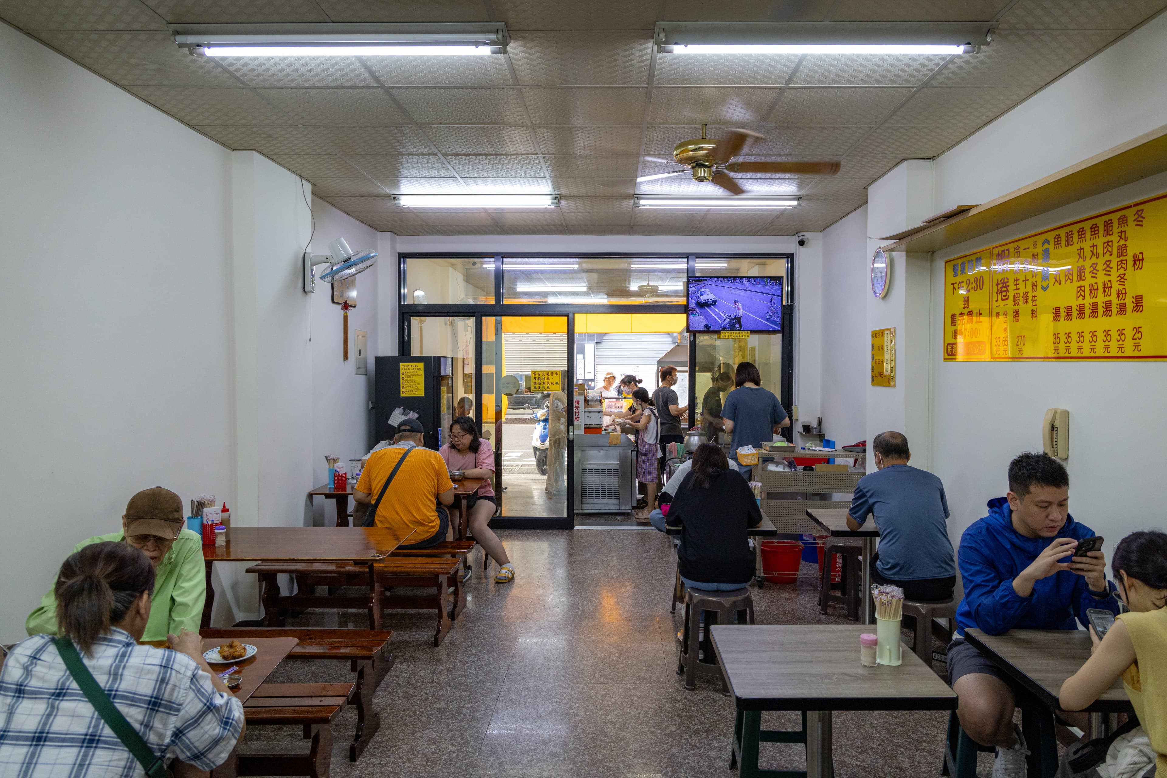 內用客人不多,因為入店後還得照領號順序等餐,等個30分鐘也是常事。