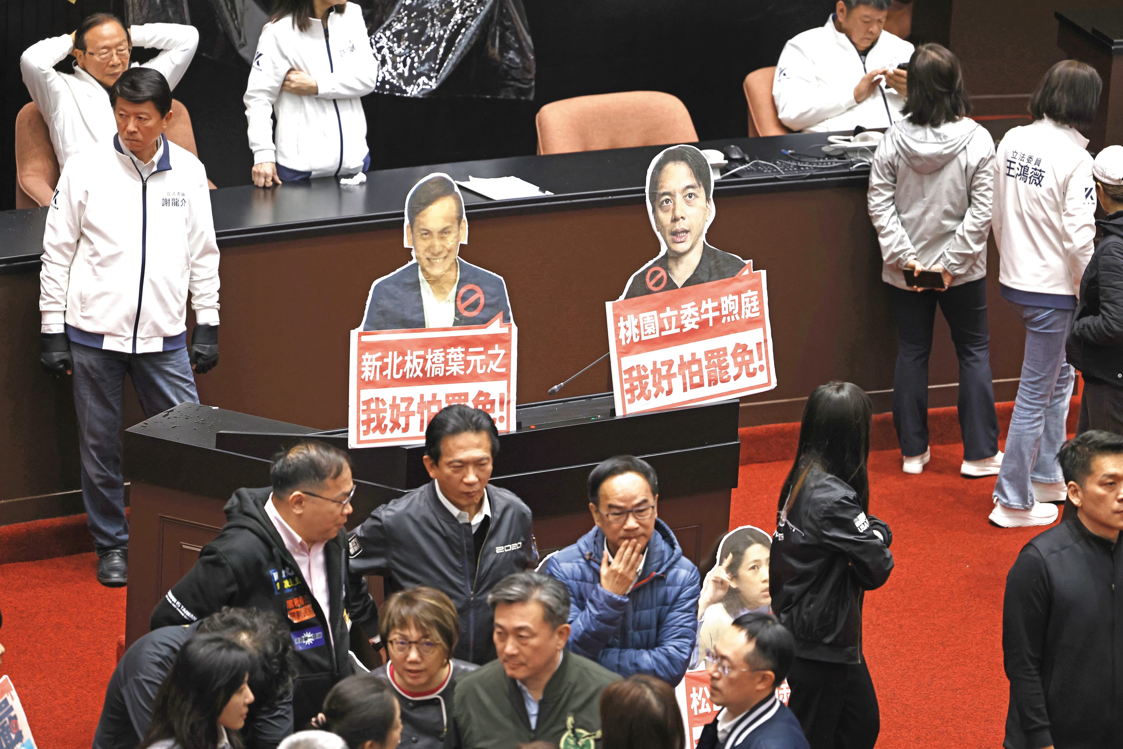 《選罷法》也是這次排審法案之一，綠委原成功占領主席台，但遭藍委挾人數優勢排除。