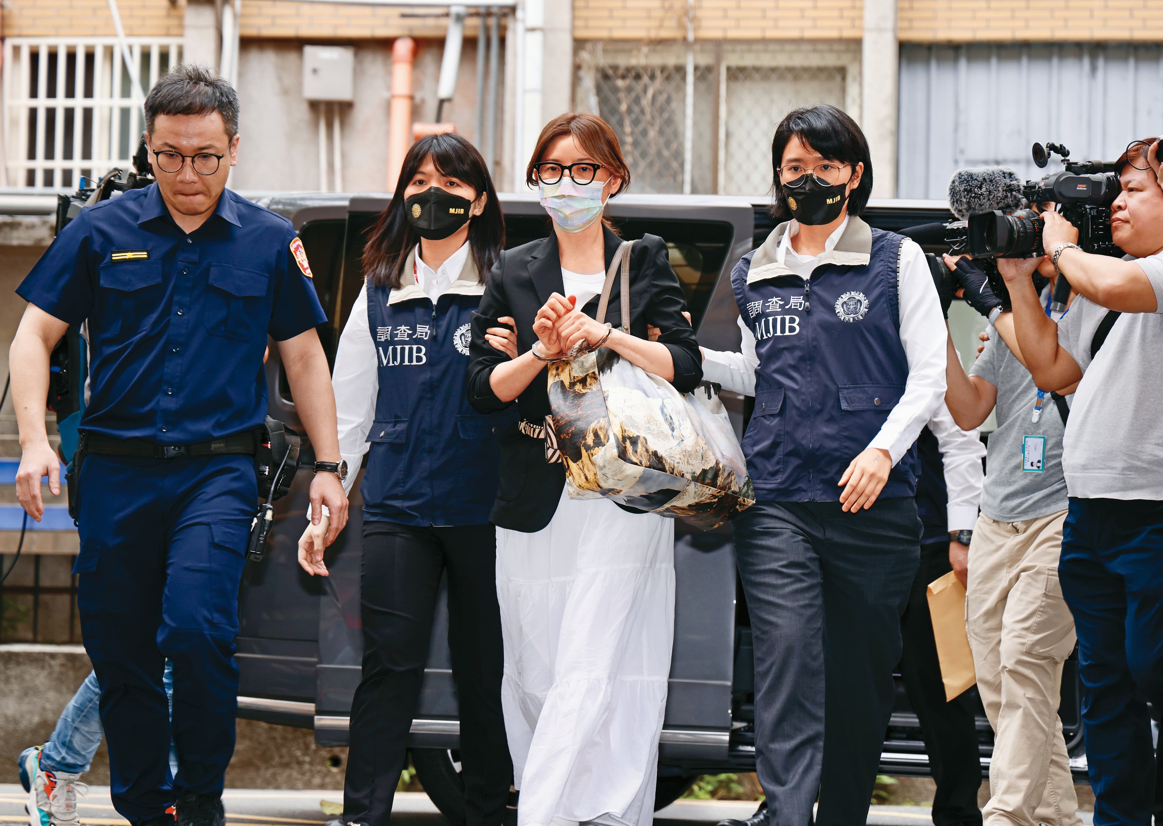 貴婦奈奈（中）與前醫師男友黃博健涉吸金上億元，潛逃加拿大7年後返台，被調查局押解歸案。