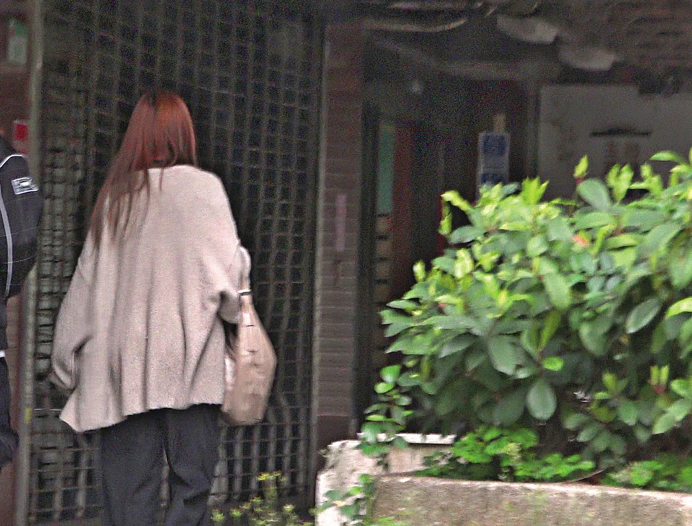 3月29日16:15，羅念與友人喝咖啡談完事，步行走回曾敬驊家。
