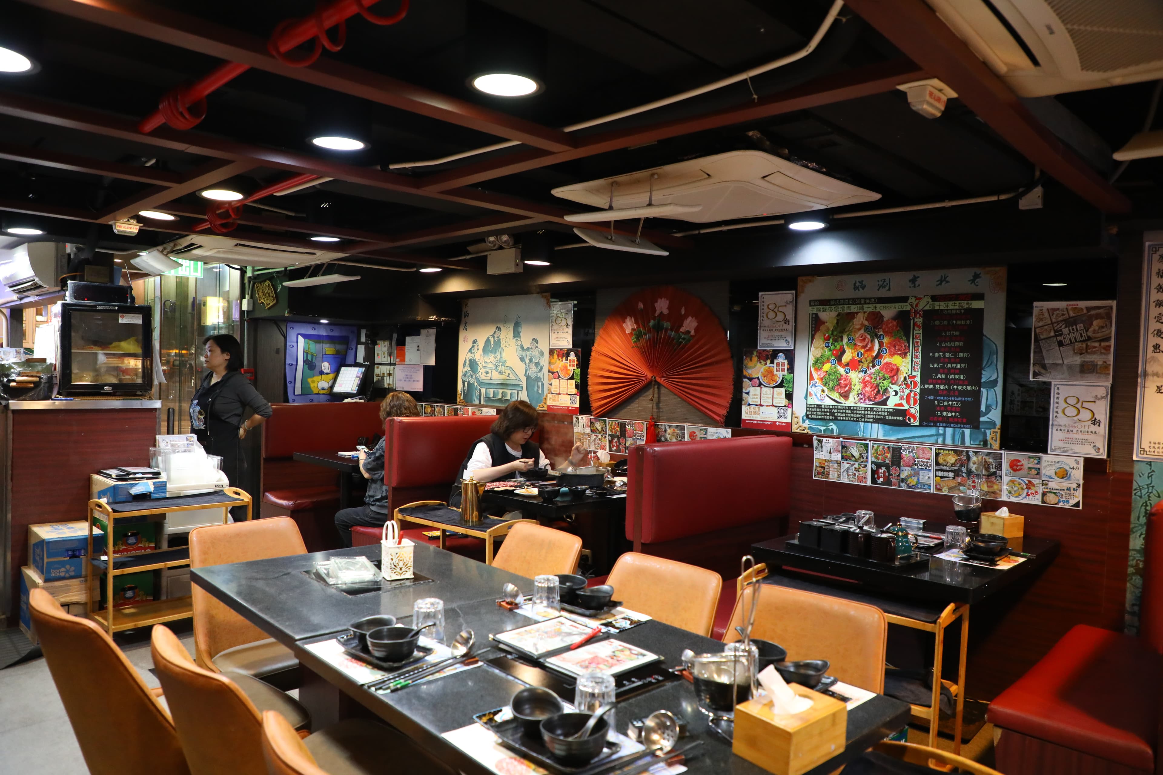 海鮮火鍋老店的裝潢簡單,有許多種划算套餐可選。