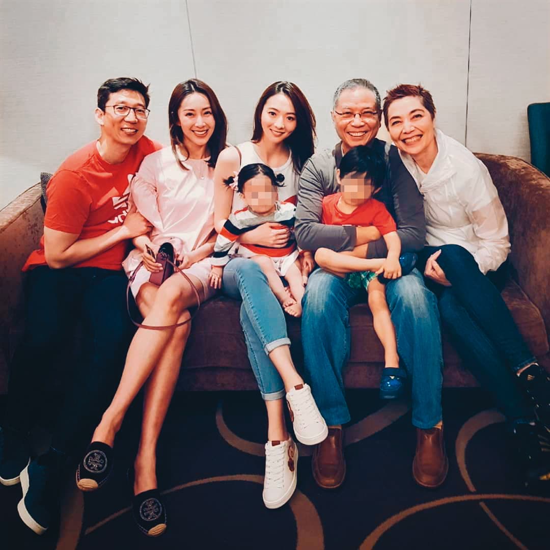 2018年謝沛恩(左三)的IG上,貼出她和隋棠(左二)與老公Tony(左一),以及賴佩霞(右一)與老公謝志鴻(右二)等人過新年的照片。(翻攝自謝沛恩IG)