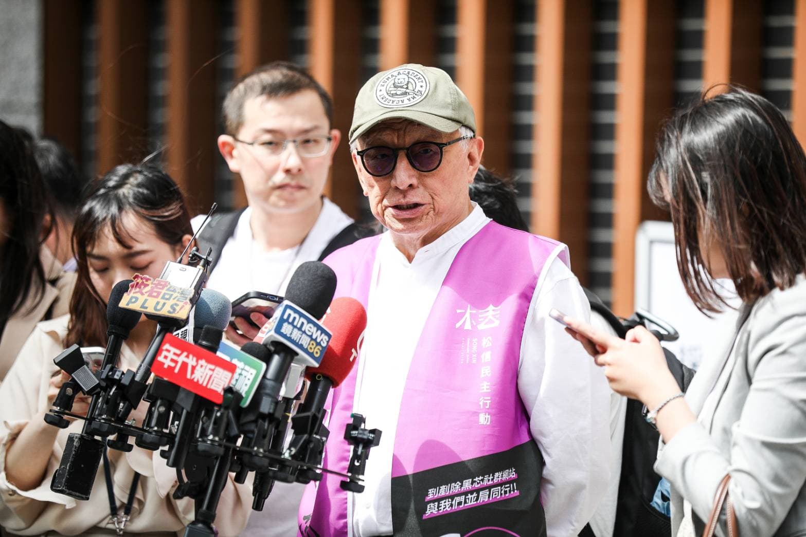 罷免徐巧芯領銜人曹興誠今上午和罷免賴士葆、王鴻薇的罷免團體一起聯合送件。(鏡報新聞網提供)