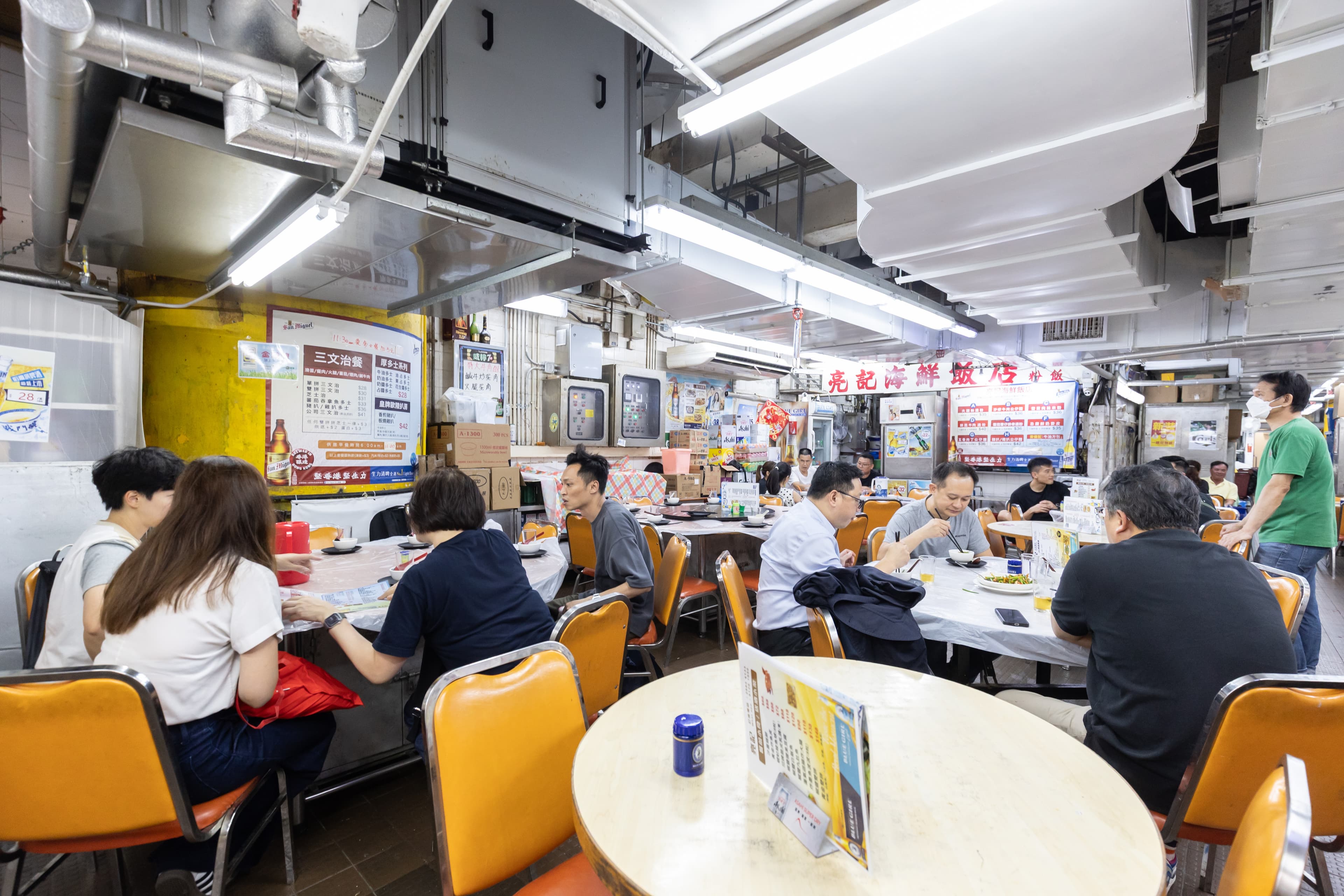 「亮記海鮮飯店」創立於1982年,傳承三代至今,依然孜孜不倦為社區居民服務。