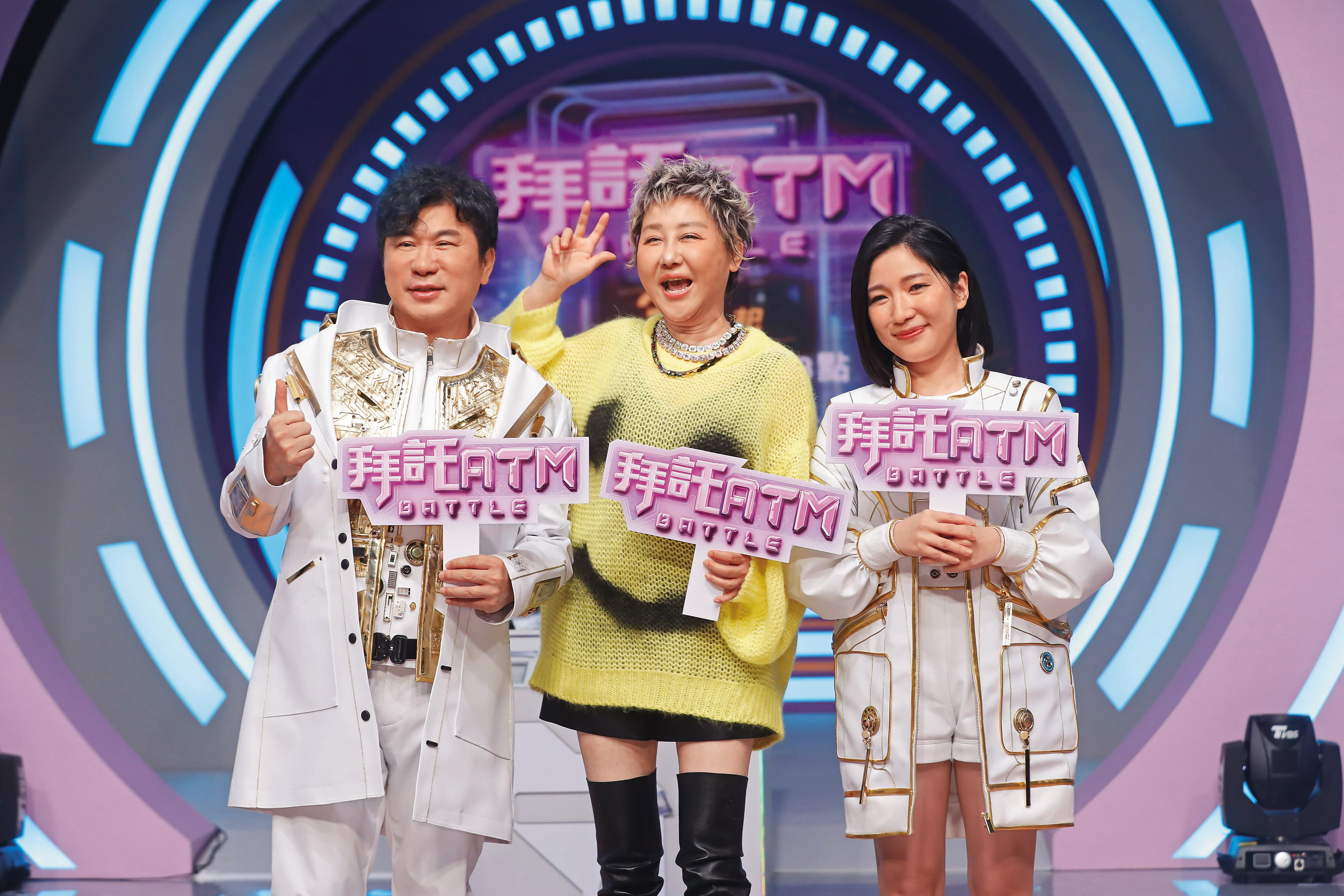 胡瓜(左)與Sandra(右)主持《拜託ATM》傳收攤,開錄記者會藍心湄(中)還曾現身力挺。