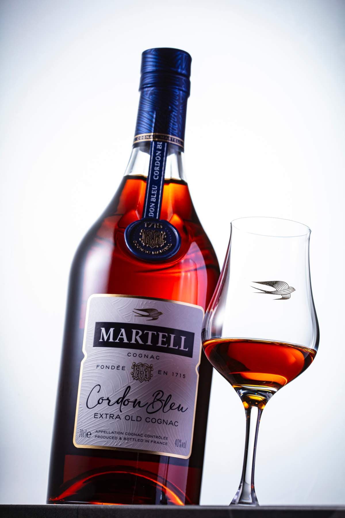 法國干邑(Cognac)在80、90年「台灣錢淹腳目」年代是最奢華的酒款。圖為馬爹利著名的「藍帶」,乃品牌創始人曾孫愛德華馬爹利於1912年創造,以在國際代表卓越的藍色絲帶為名。馬爹利「藍帶」獨特的口感(以邊緣區的「生命之水」為主要特徵)和雋永的酒瓶設計,使其成為干邑中無與倫比的經典。(攝影:游銘元)