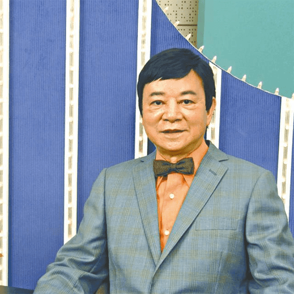 夏春秋主持香港六合彩開獎直播長達17年，在香港家喻戶曉。(網路圖片)