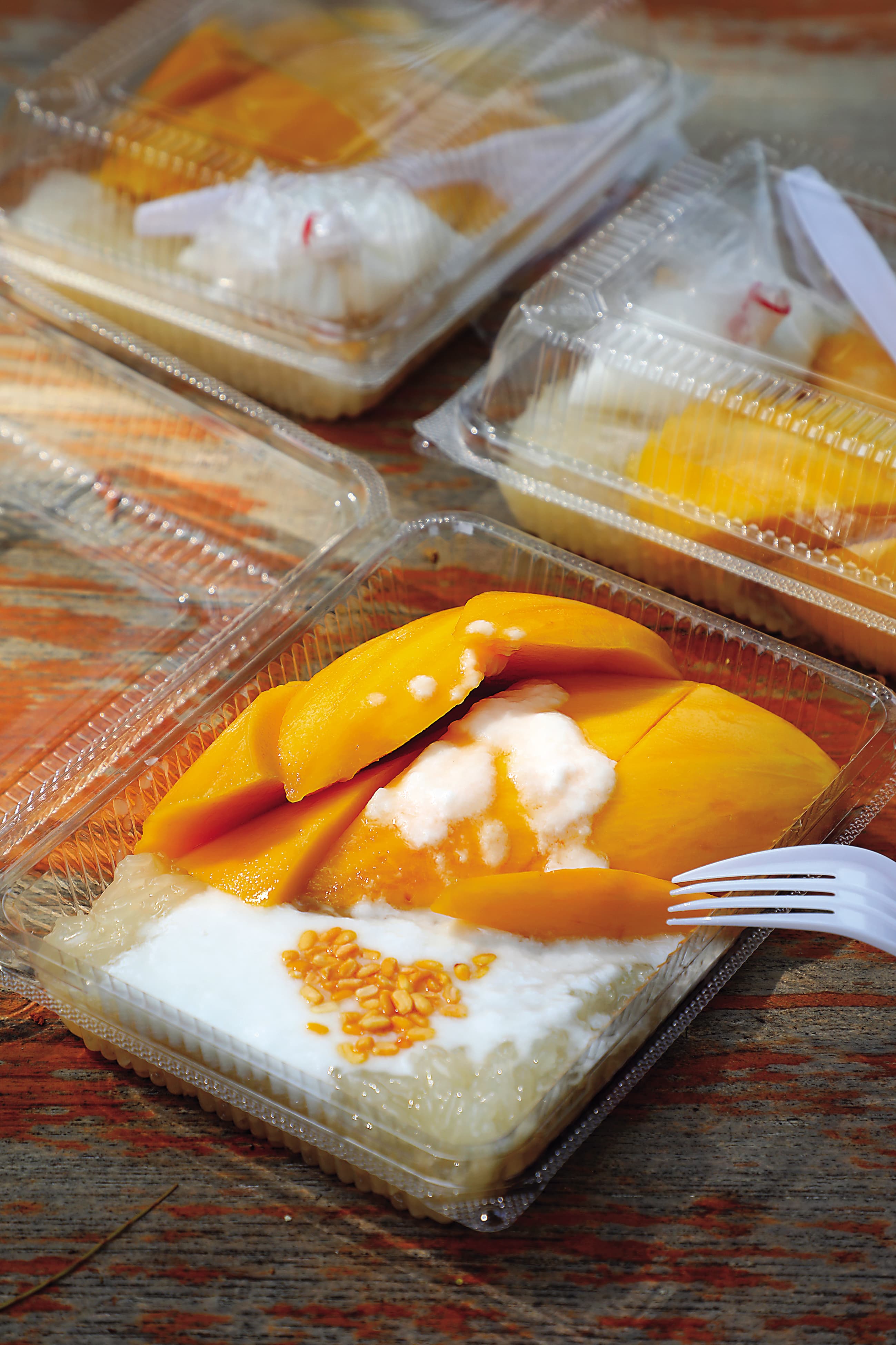 哲阿姨的「芒果糯米飯」除了糯米入口仍保持水分充足,芒果也比別家香甜,叫人一吃難忘。(120泰銖/份,約NT$106)