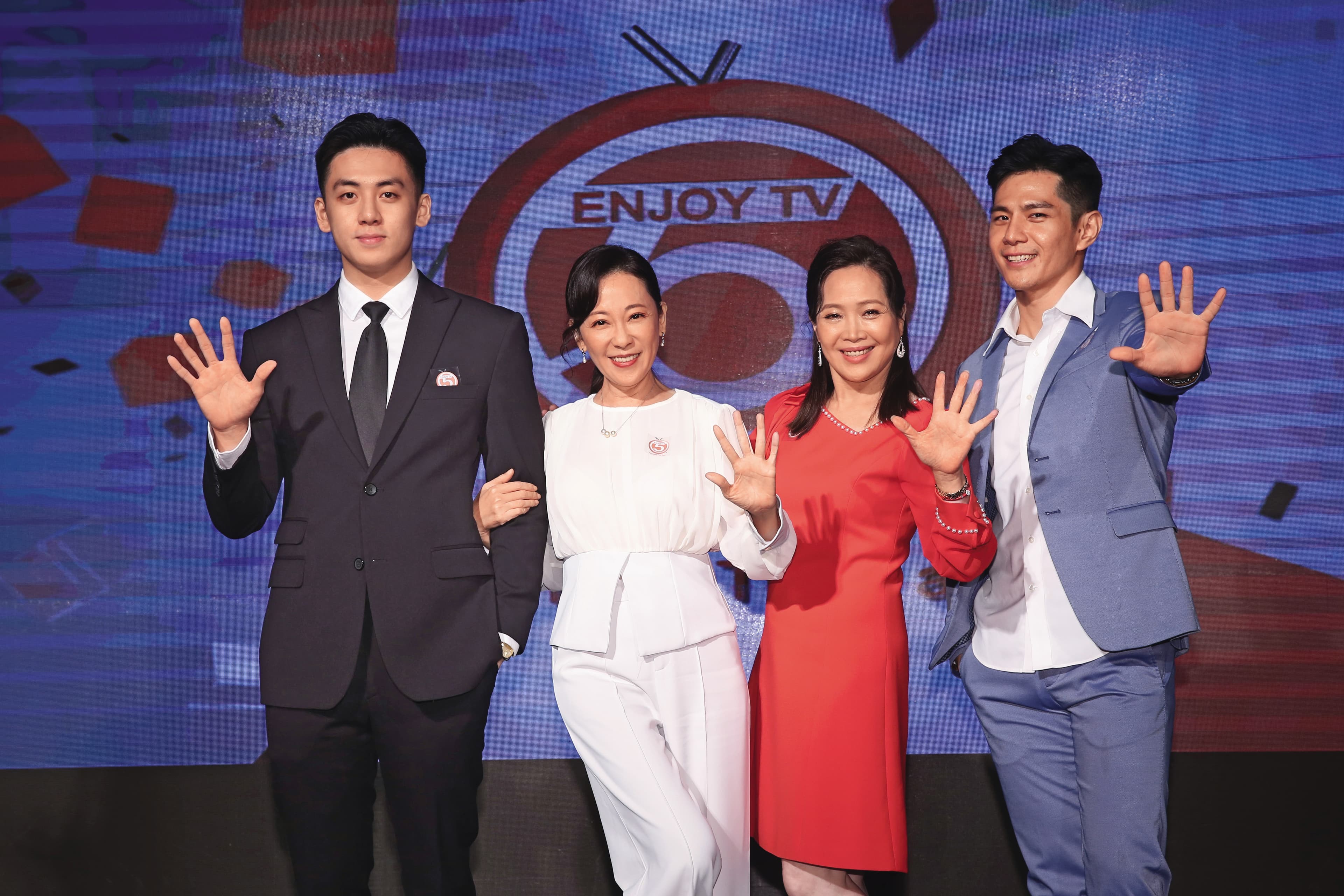 寶弟(左一)曾與況明潔(左二起)、林秀玲、戴祖雄受邀到馬來西亞表演。