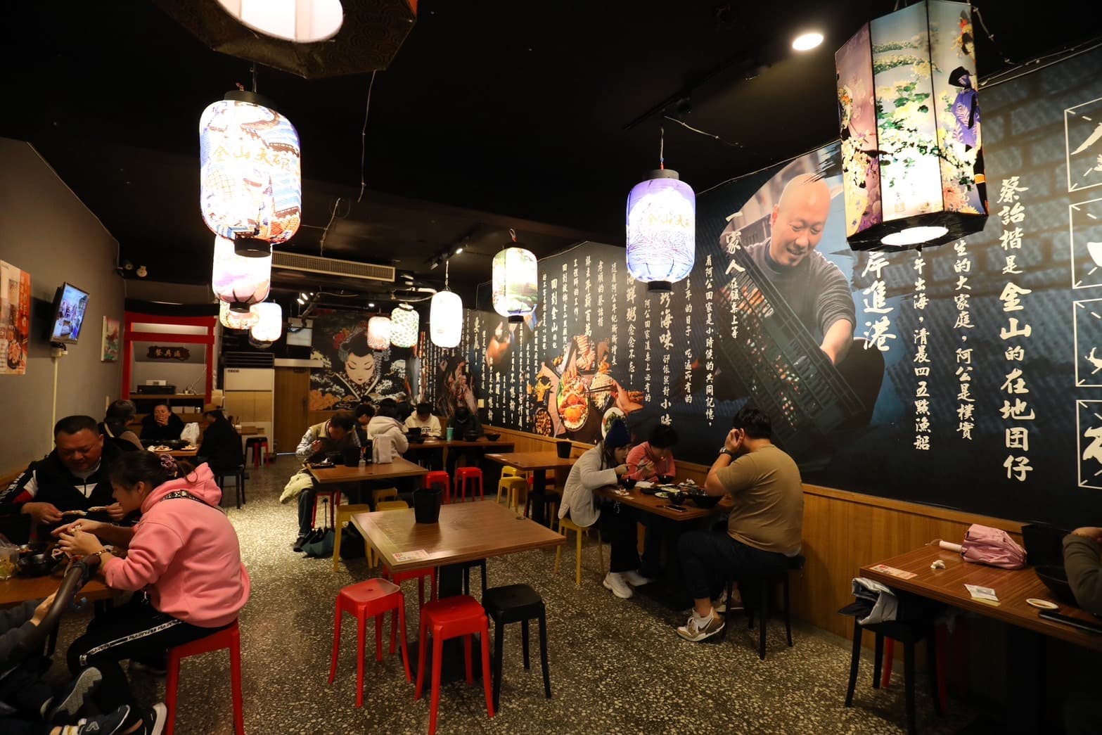 金山大碗螃蟹座位數多,用餐環境寬敞舒適。