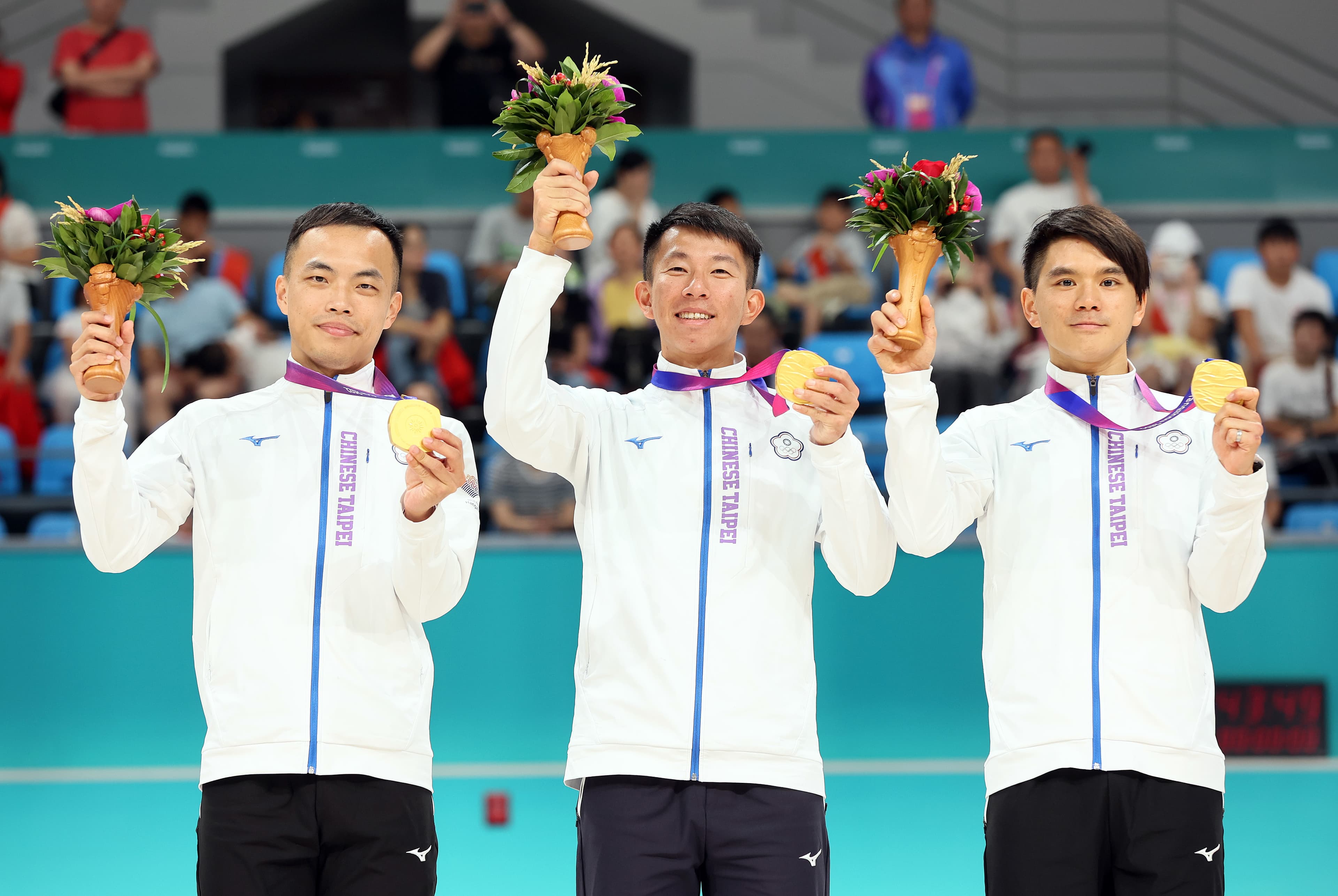 台灣於滑輪項目競速溜冰男子3000公尺接力以0.01秒險勝南韓。(中華奧委會提供)