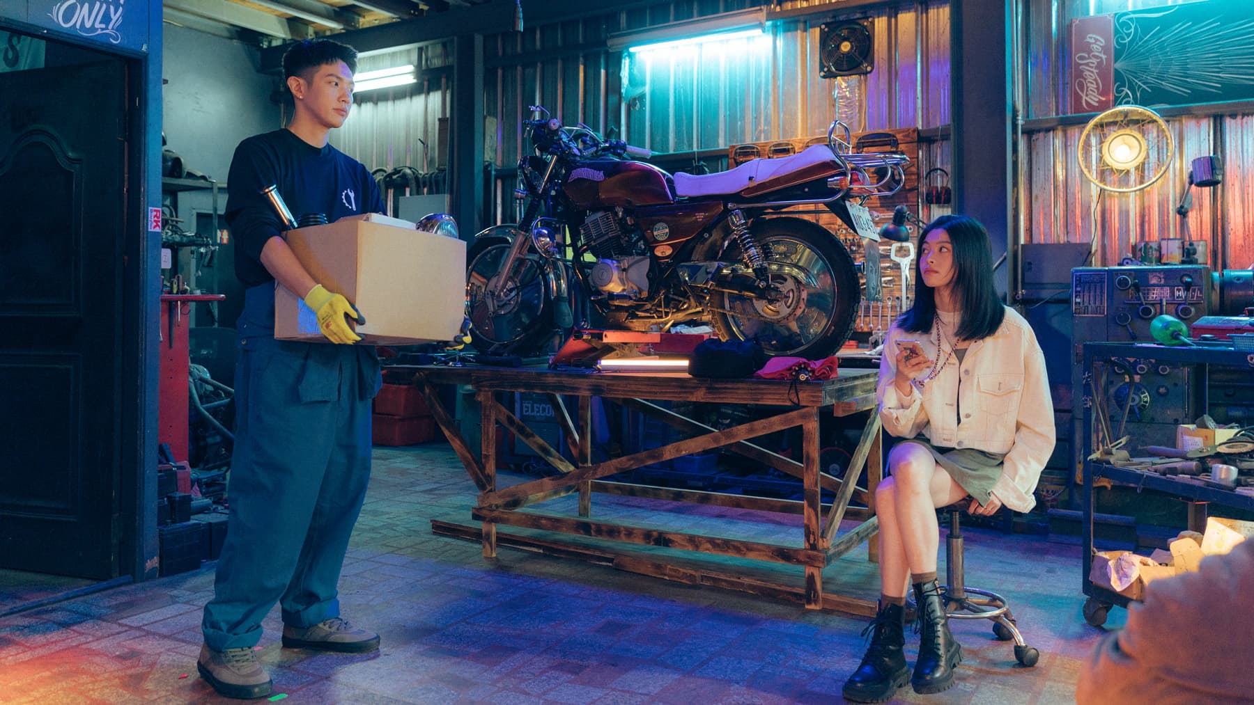 《愛愛內含光》有各種壞壞又色色的劇情,堪稱情人節的應景節目。(Netflix提供)