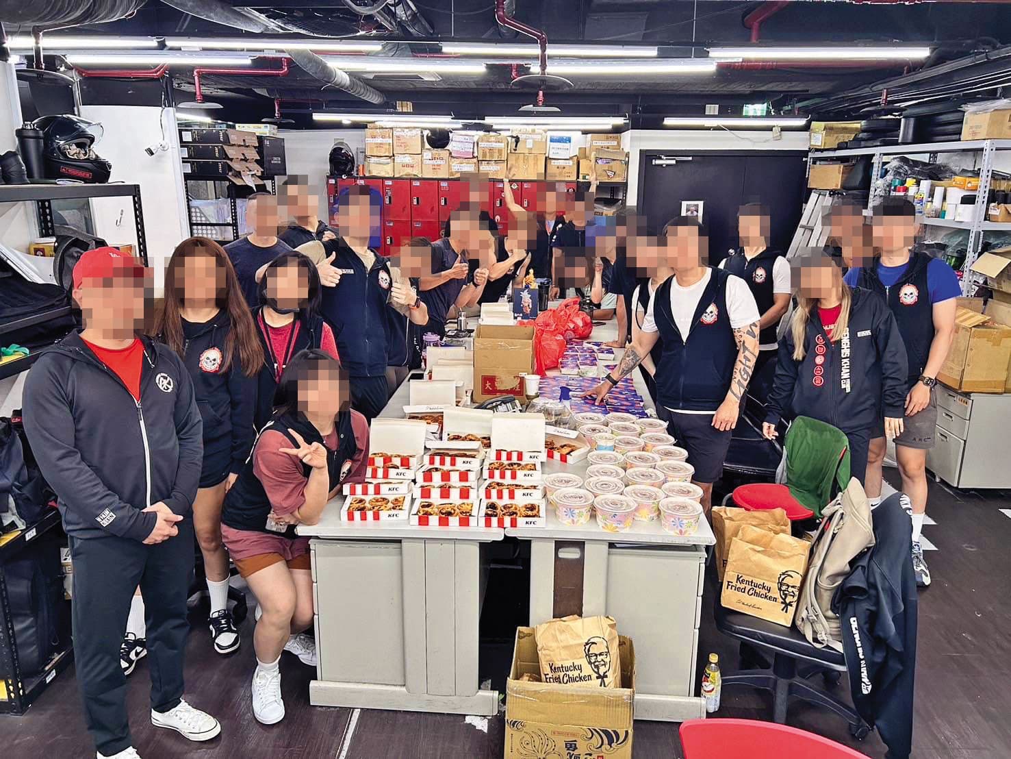 成吉思汗健身俱樂部有不少員工,大家會在店內聚餐、合照,卻傳出霸凌醜聞。示意畫面,圖非當事人。(讀者提供)
