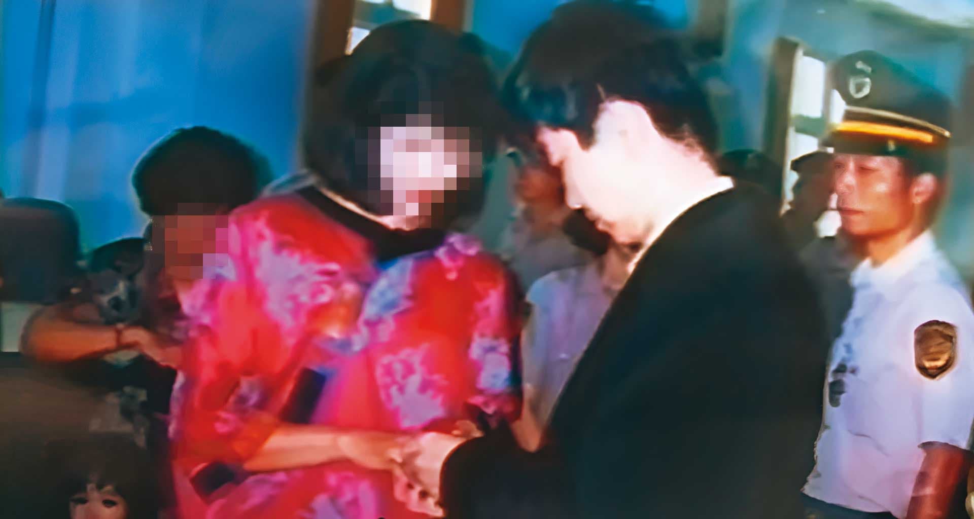 遭槍決前,林來福在看守所與女友阿桃結婚。(翻攝東森新聞)