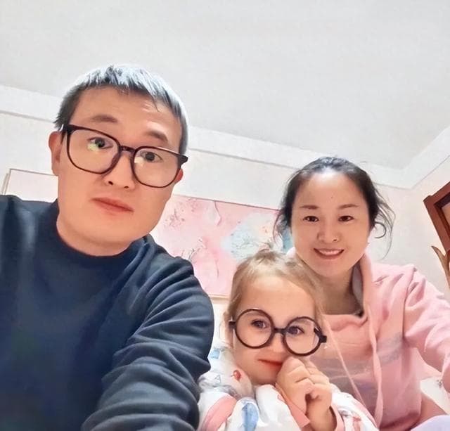 江蘇一對黑頭髮黃皮膚的夫妻,竟生下金髮碧眼的女娃。(翻攝自微博)