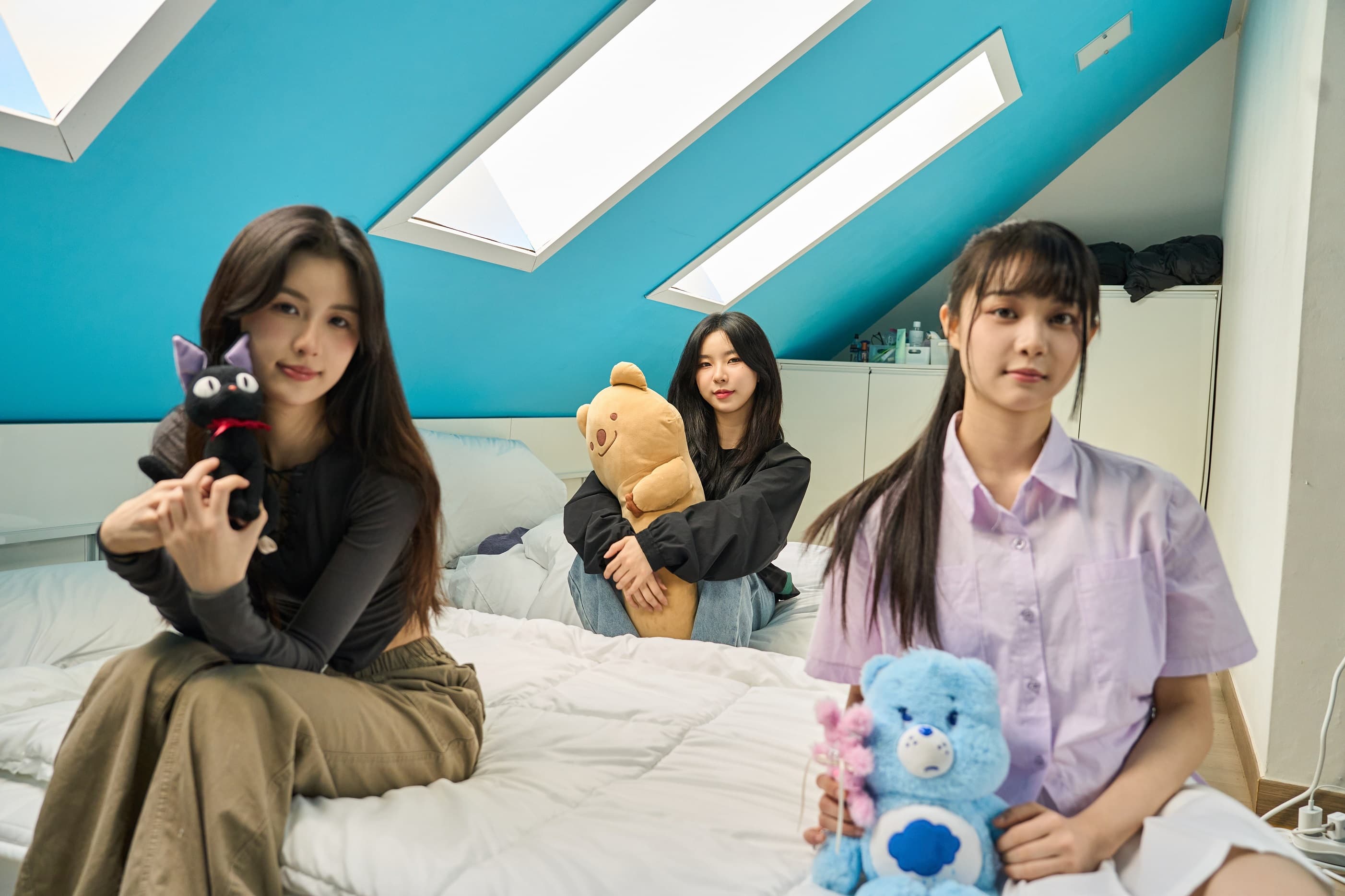 毓、Ayeon、許媛媛共住閣樓式的房間,起床都要小心撞到頭。(天空娛樂提供)