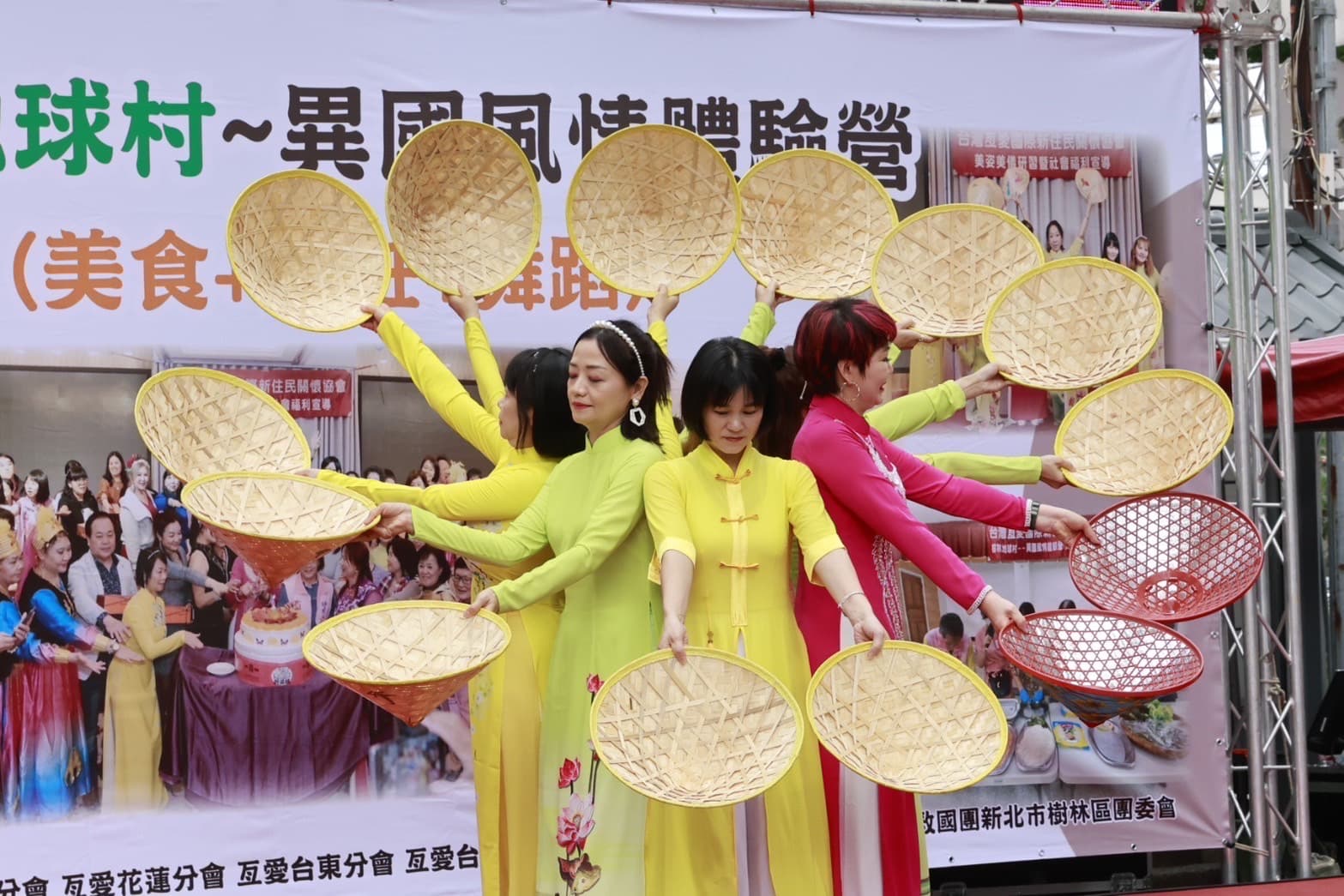 活動現場有越、泰、藏、新疆等民俗舞蹈團體載歌載舞。(台灣亙愛國際新住民關懷協會提供)