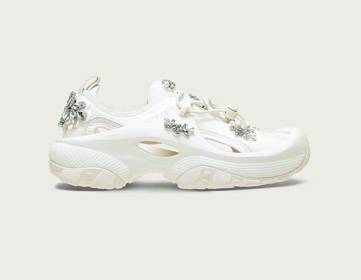 Simone Rocha ×Crocs聯名系列休閒運動鞋(白)。NT$6,980