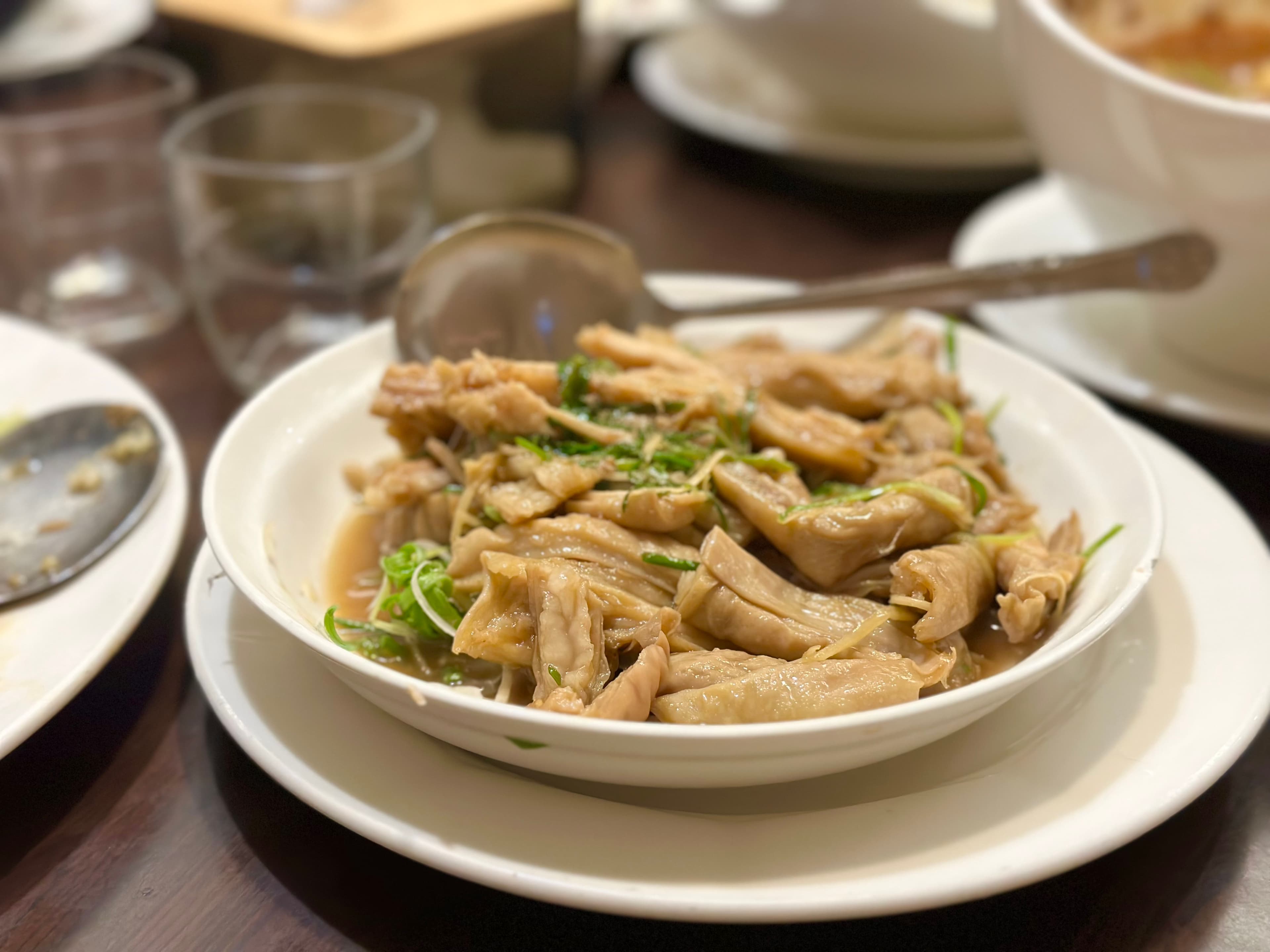 「溜肥腸」軟彈好咀嚼,湯汁酸溜開胃。(350元/份)