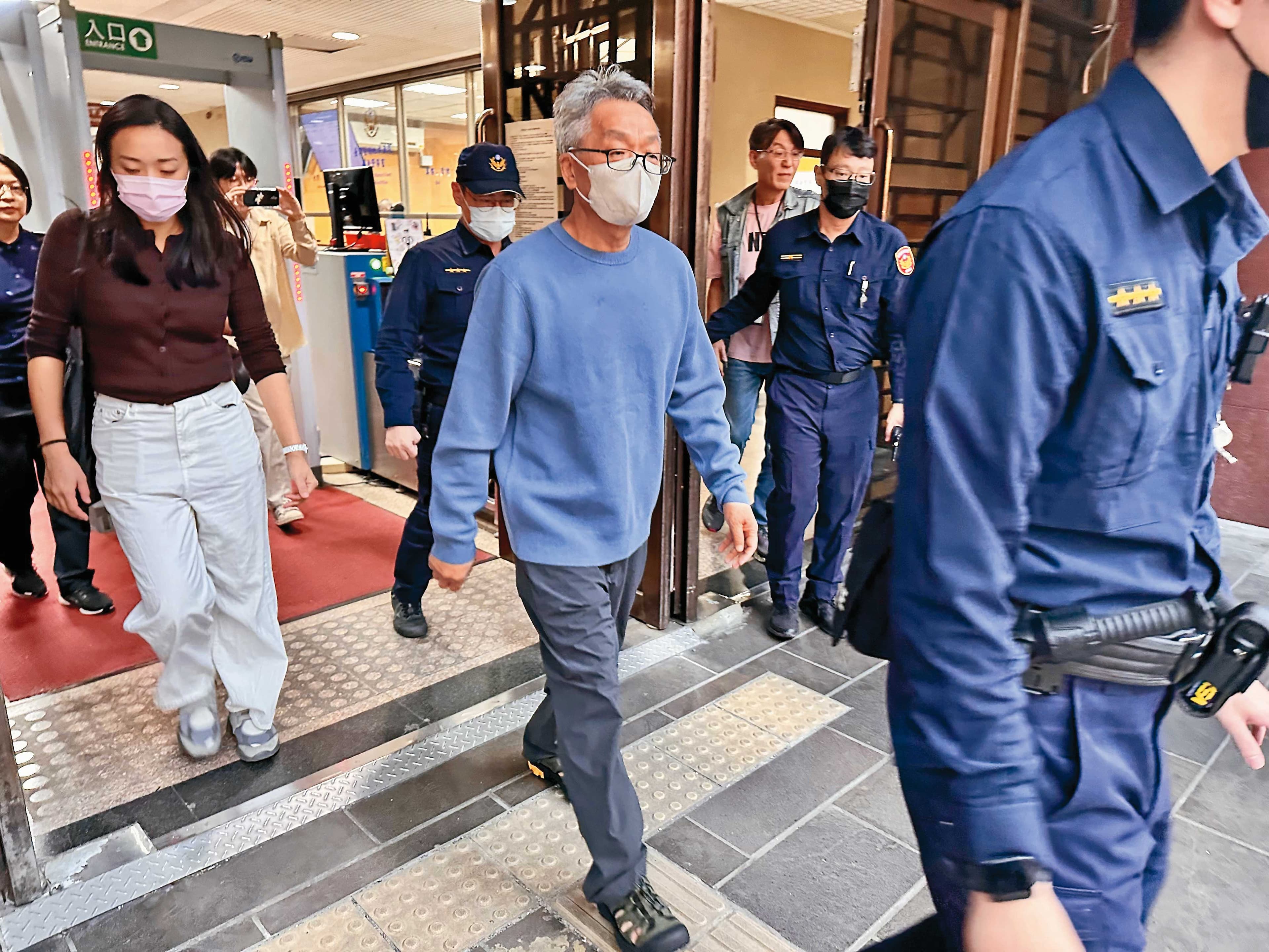 陳歐珀以立委身分推動《商港法》,向業者收賄413萬元,另涉限制Uber案收賄50萬元等多項重罪,24日獲500萬元交保。