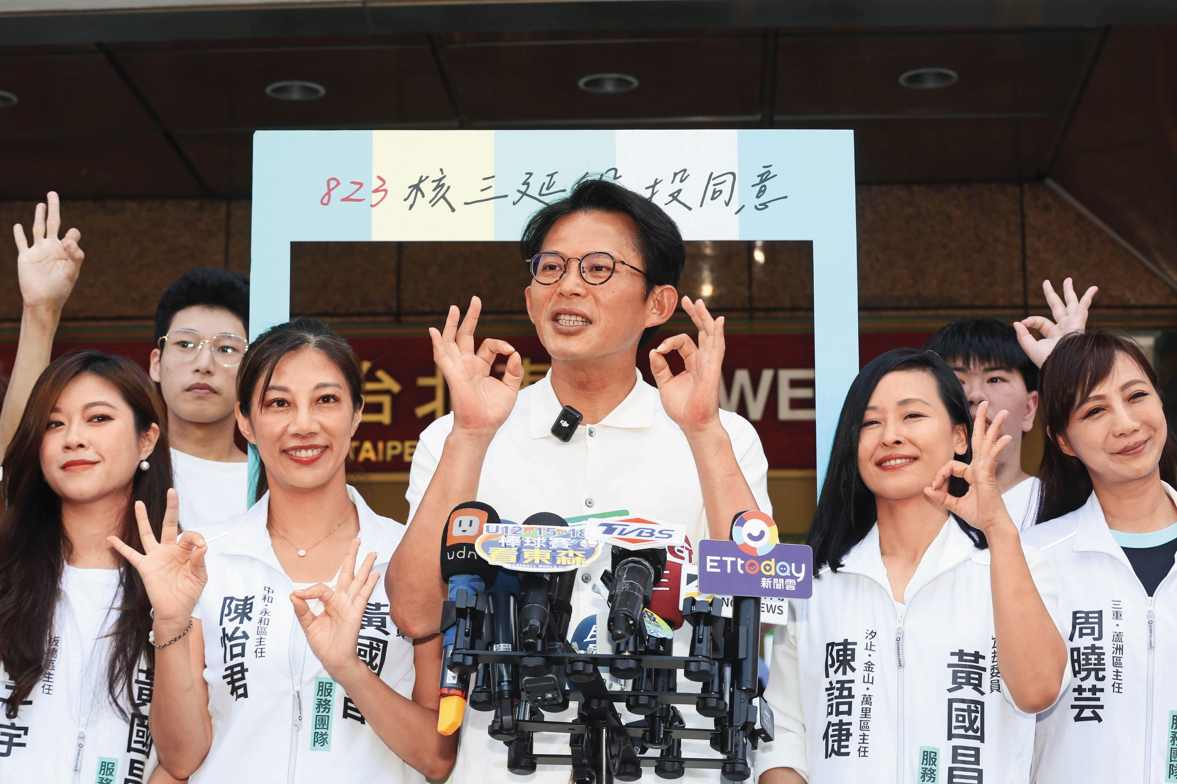黃國昌（中）力挺民眾黨四金釵角逐新北市議員，遭黨內質疑空降黃系人馬，引爆擁柯派陣營不滿。（鏡報董孟航）