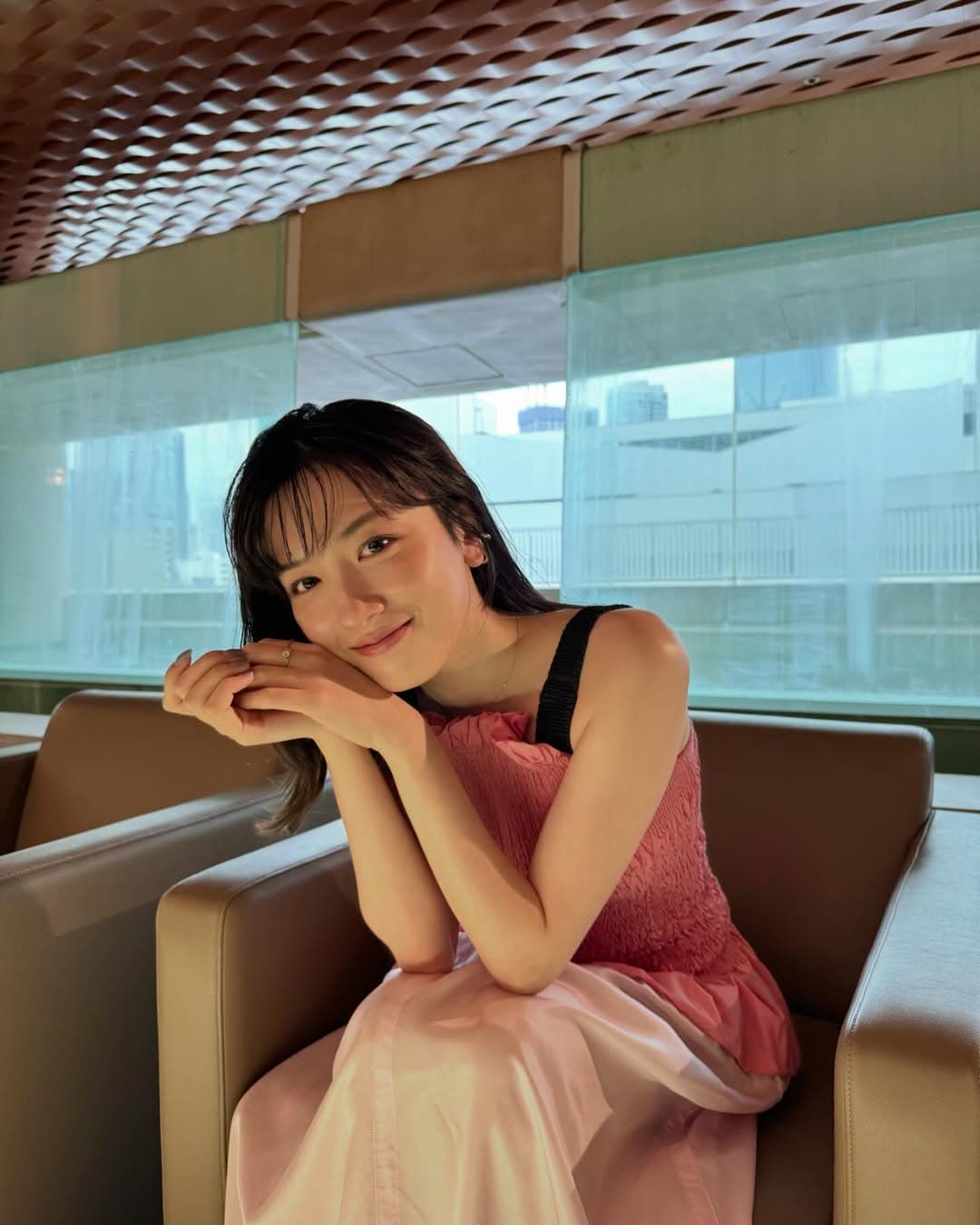 大批日本網民對於她不倫後僅僅半年就重拾工作感到極度反感。(翻攝自永野芽郁 IG)