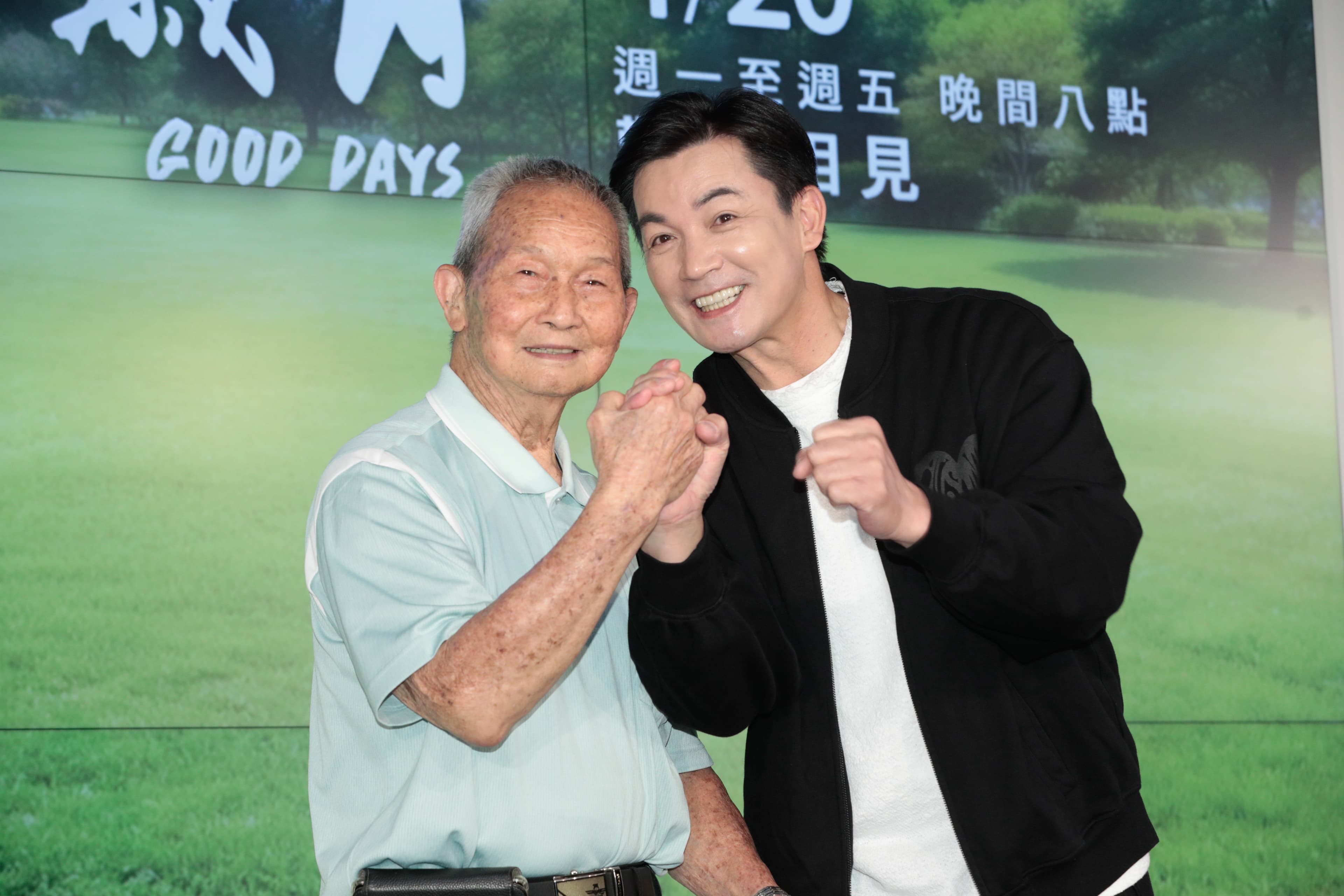說伊正為戲戴助聽器真的聽不太到,今他開心與本尊合影。