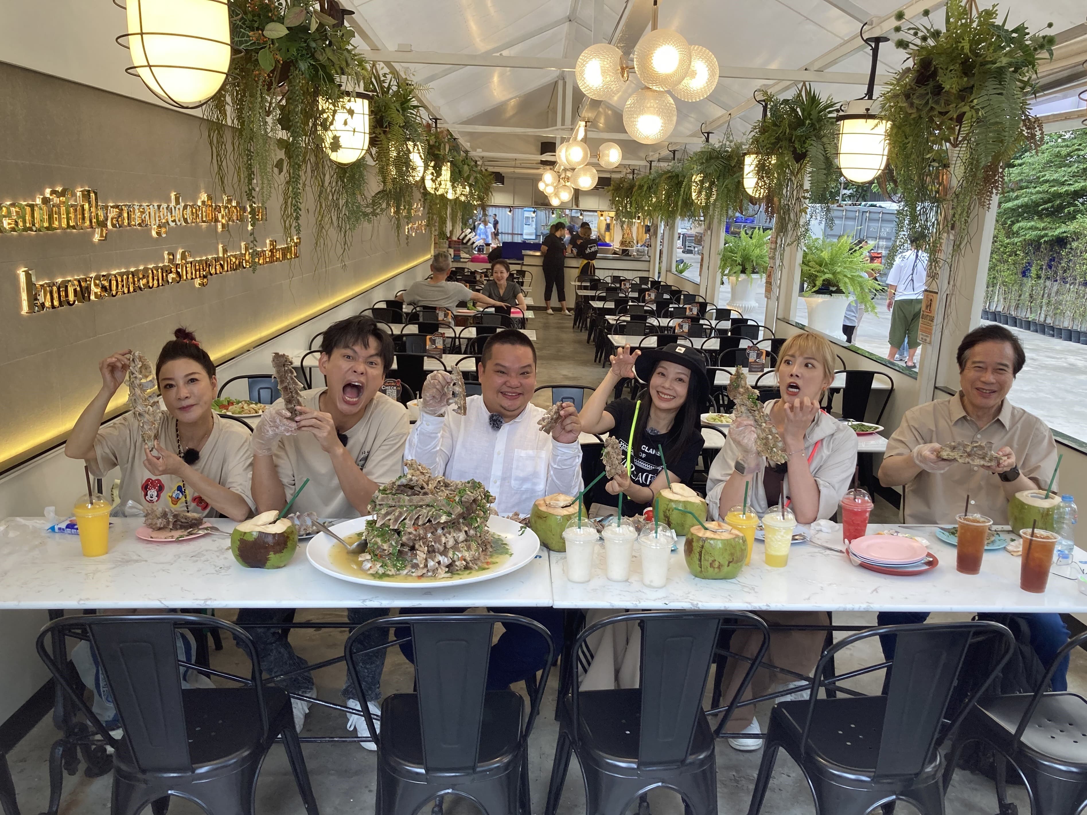 楊繡惠(左起)、黃鐙輝、大胃、郭婷筠、孫淑媚與台語老師一起享用泰國最夯的火山排骨。(公視台語台提供)