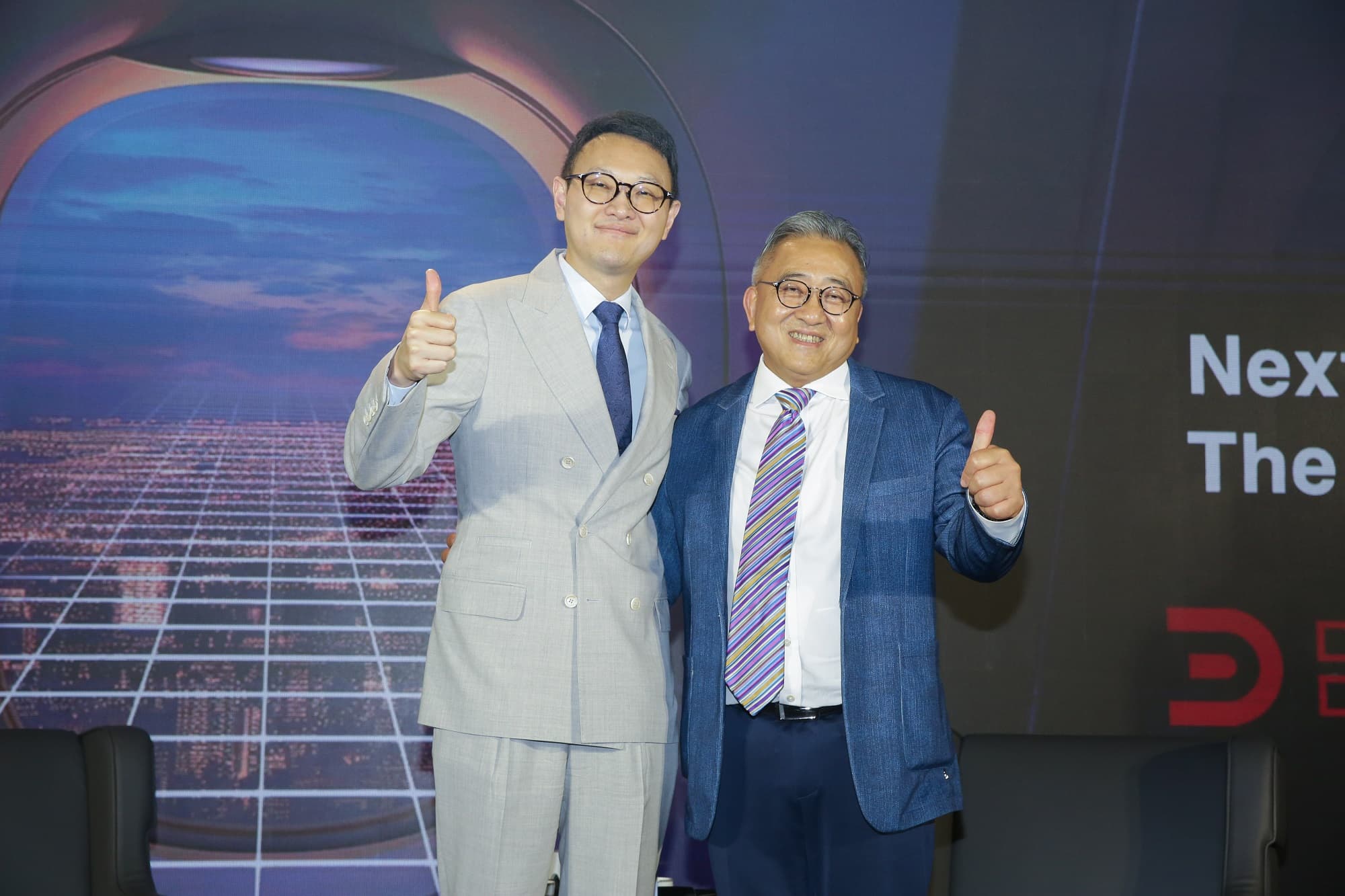 數字王國CEO謝安(左)與環亞集團創辦人宋海西(右)攜手,將AI 虛擬人、視覺特效技術結合觀光旅遊業。