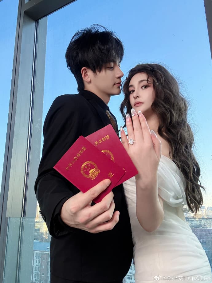 李心艾在微博曬出多張結婚照,與粉絲分享喜悅。(翻攝李心艾微博)
