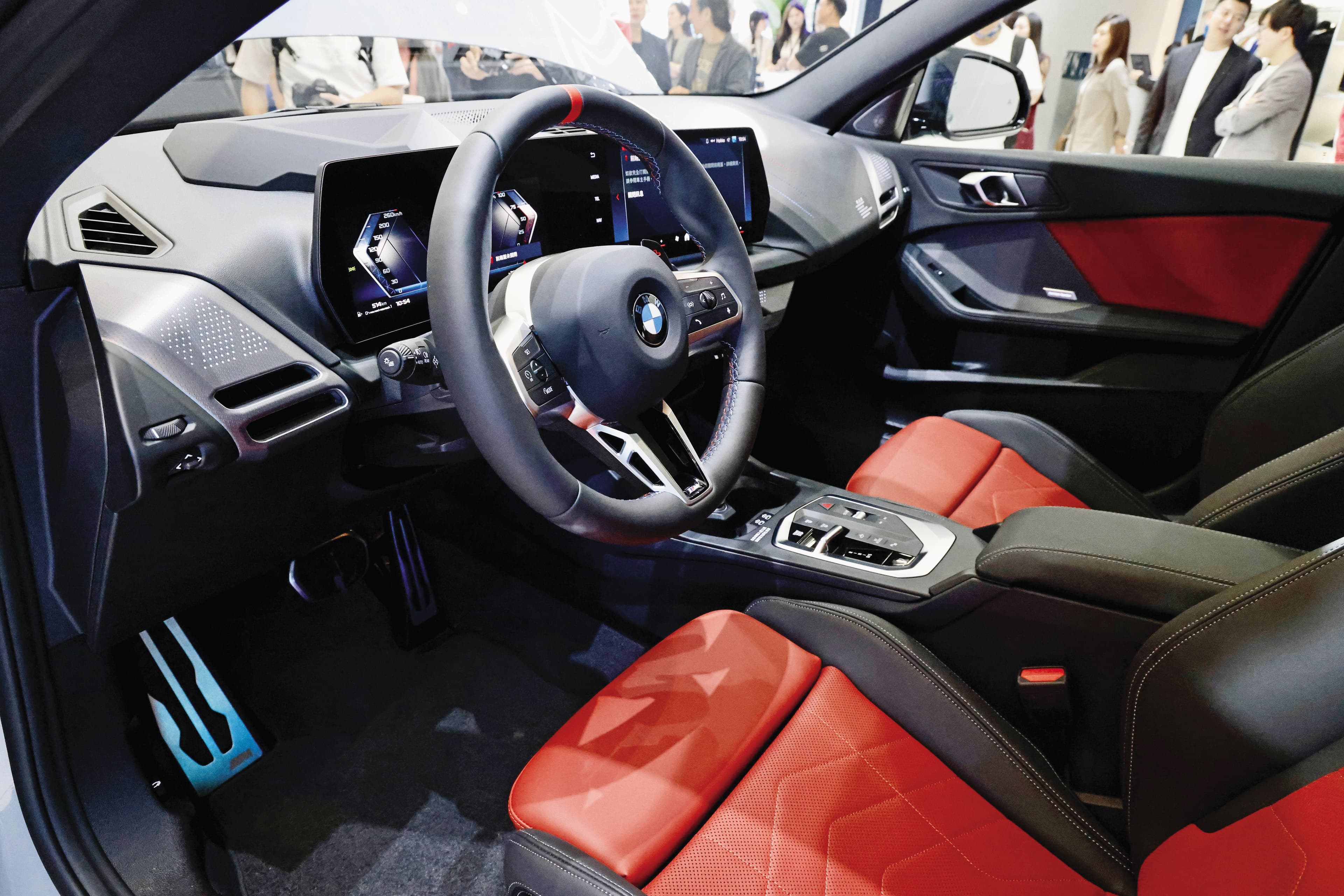 BMW豪車配備OLED多曲面螢幕,絢麗的科技感非常搶眼。