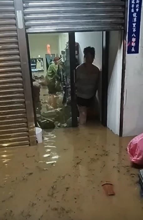 新北瑞芳深夜至清晨降雨量為全國之最，導致區內大小災情頻傳，昨晚部分民宅家中淹水。（翻攝自臉書社團「瑞芳大小事」）