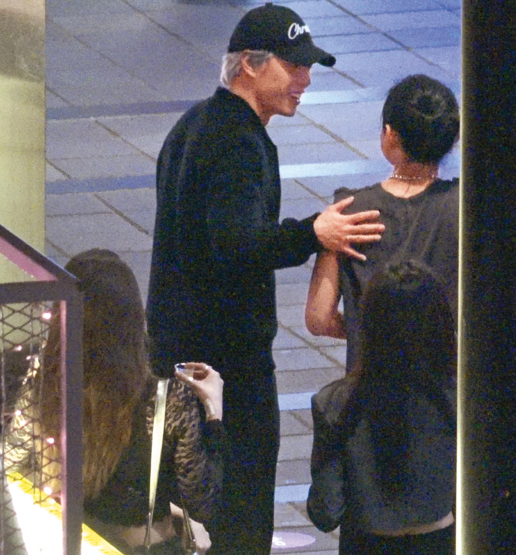 4月20日21:22,蔡瑞雪和2名女友人離開後,孫麥傑(中)和朋友繼續在夜店喝酒。