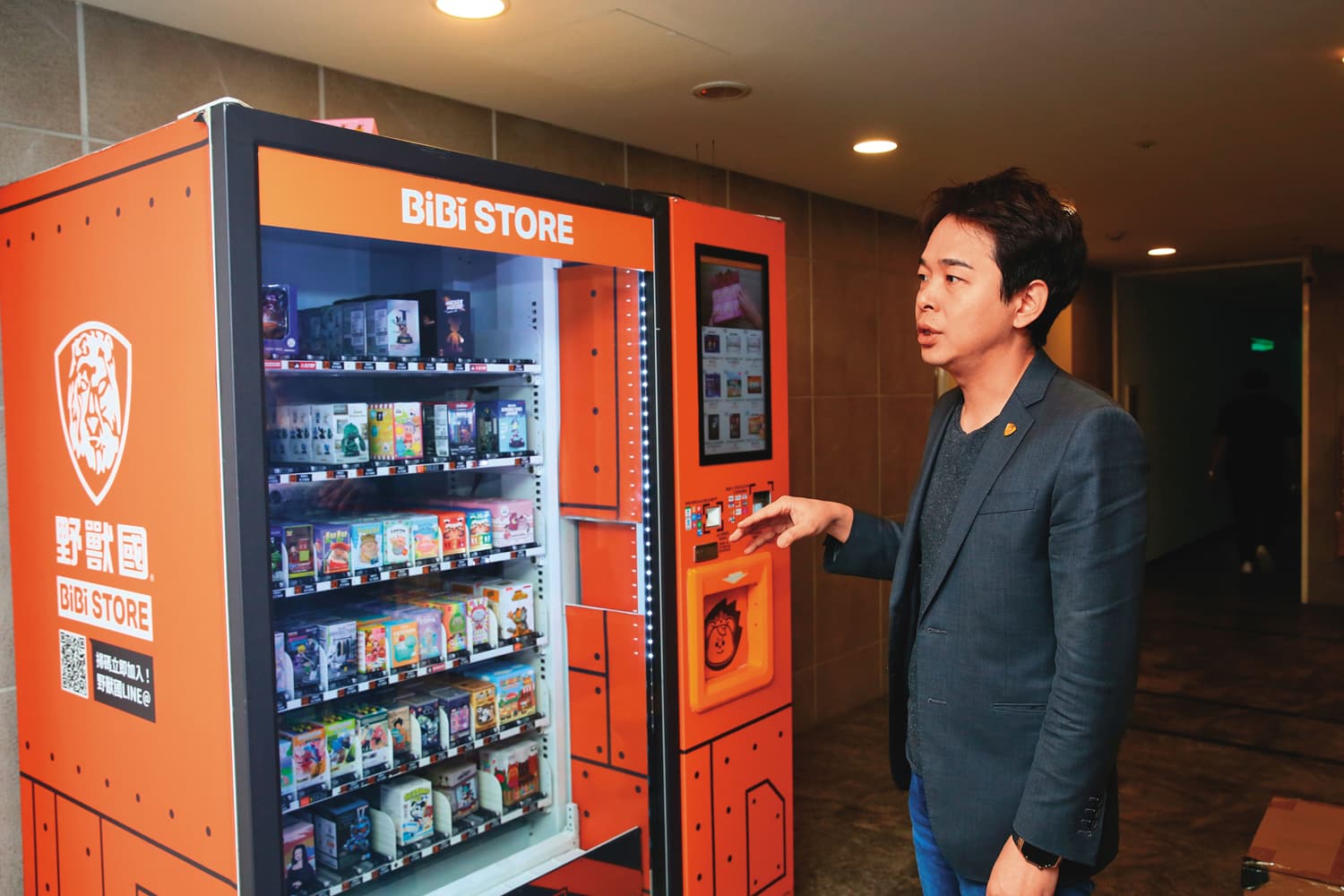 野獸國玩具販售機主攻499元以下商品，目前全台共68台，主要布點在大賣場、公司大樓等。