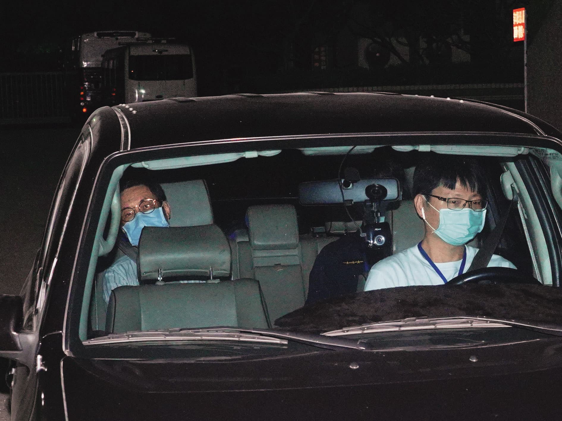 以司法追殺諸慶恩及其女兒的翁茂鍾(左),2021年因獲包庇免坐牢案遭收押。